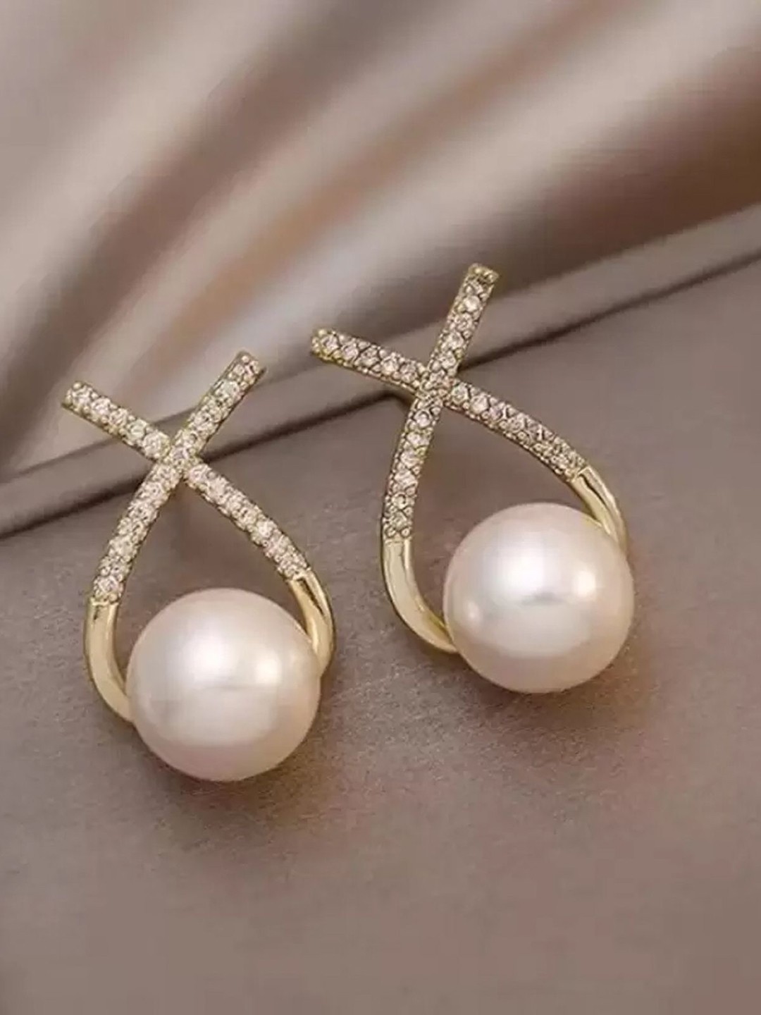 

PolluxCraft Floral Studs Earrings, White