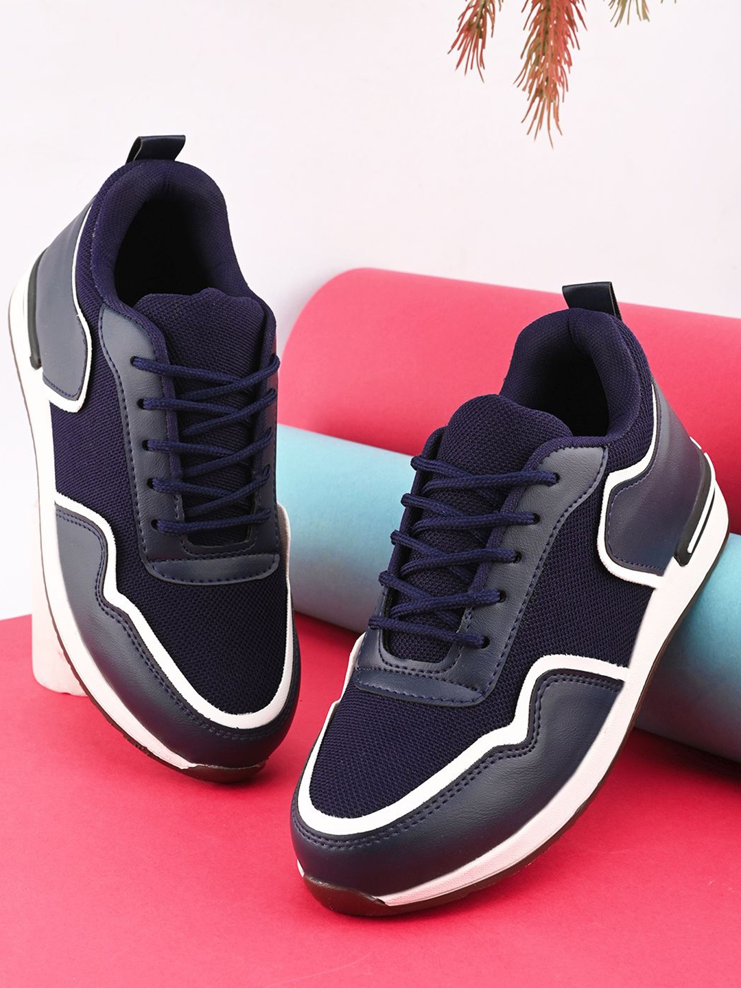 

The Roadster Lifestyle Co Women Comfort Insole Lightweight Sneakers, Navy blue