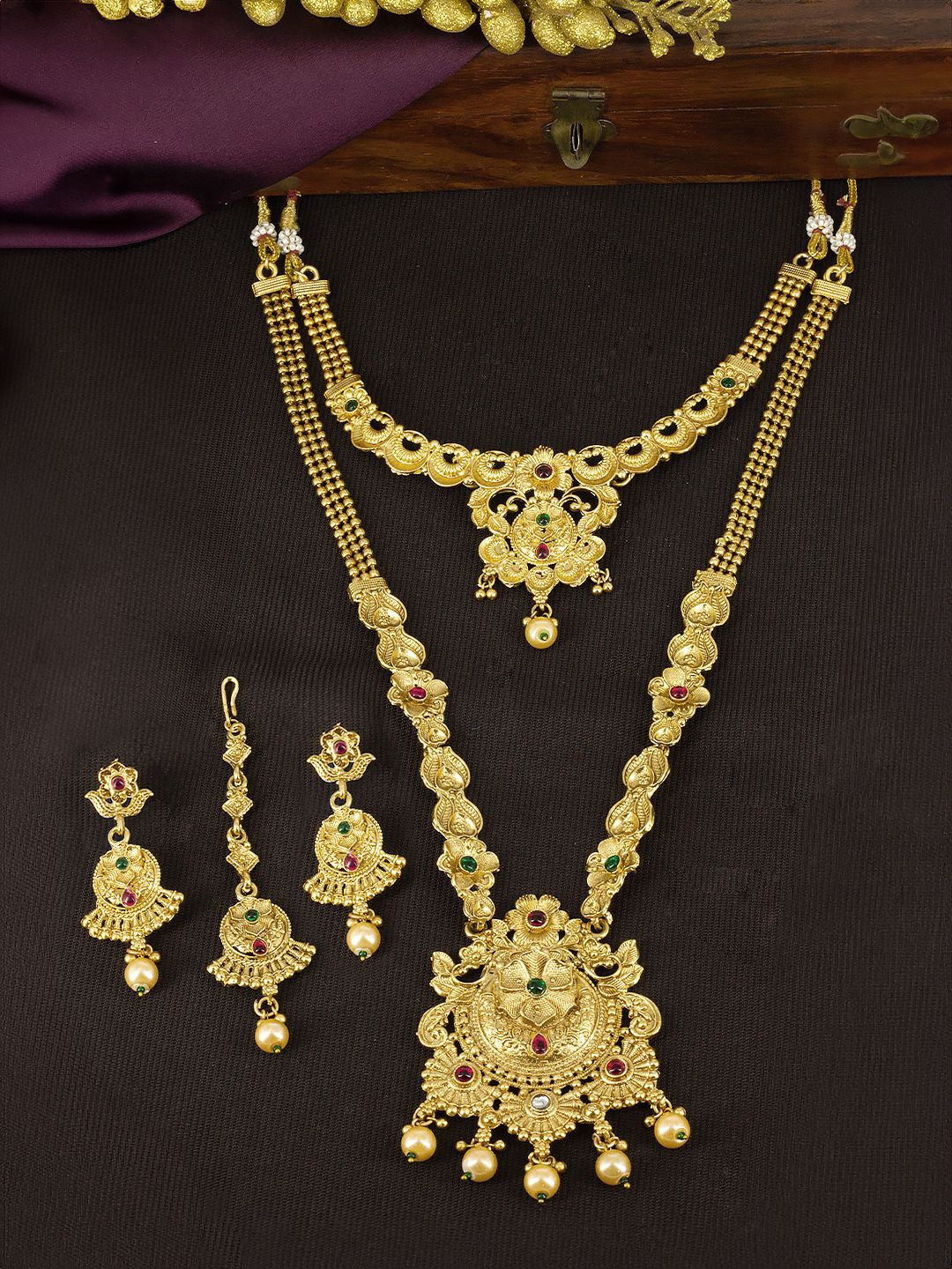 

PRIVIU Gold-Plated Kundan-Studded & Beaded Temple Necklace and Earrings Maang Tika