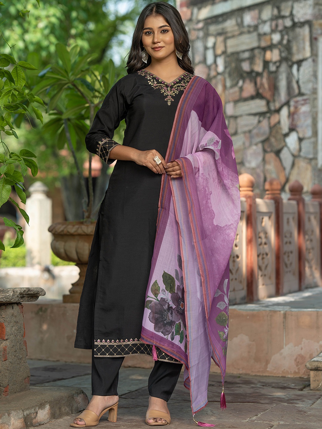 

Navlik Women Embroidered Regular Kurta with Trousers & With Dupatta, Black