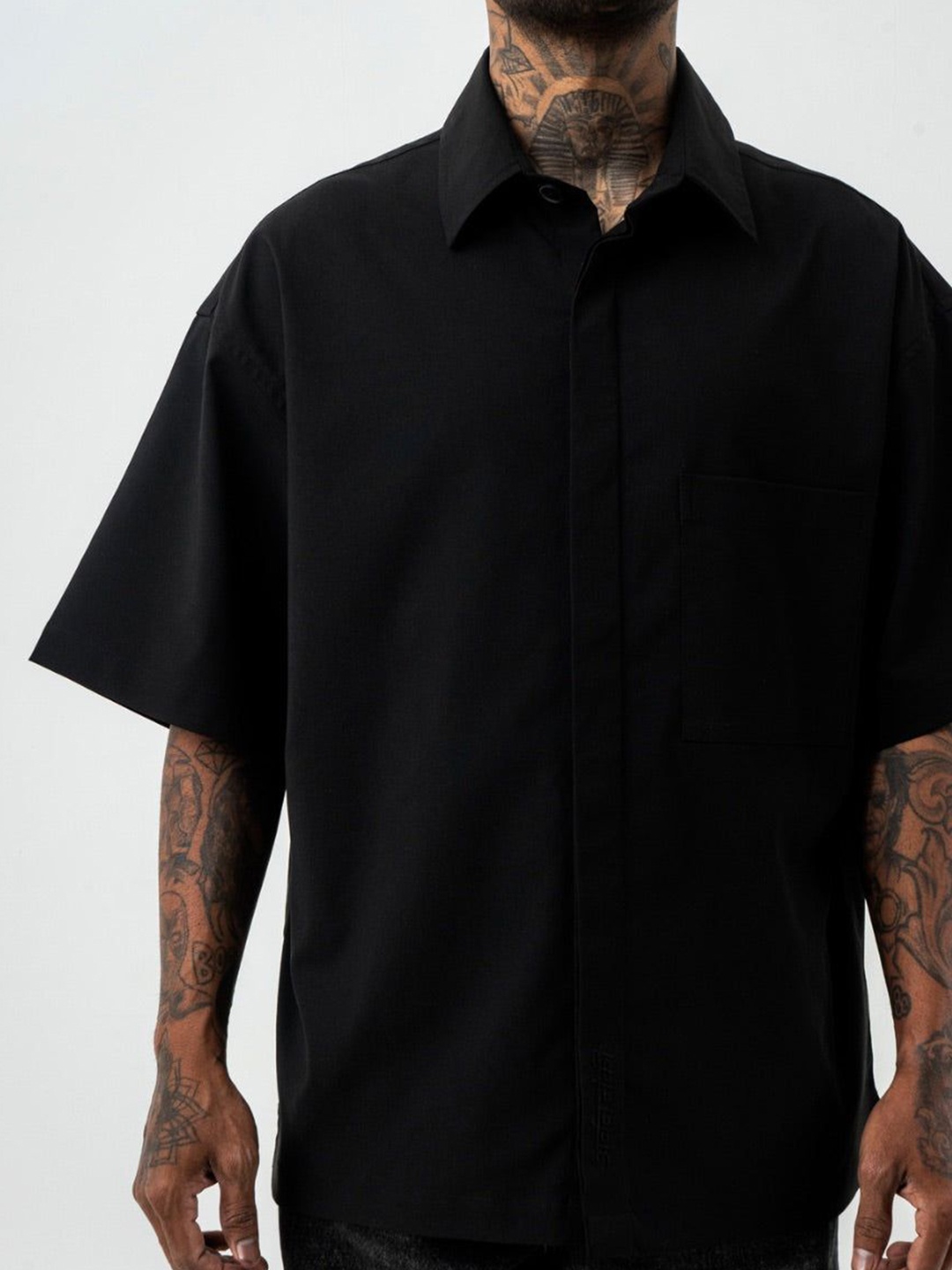 

Urban Monkey Men Solid Relaxed Straight Fit Casual Shirt, Black
