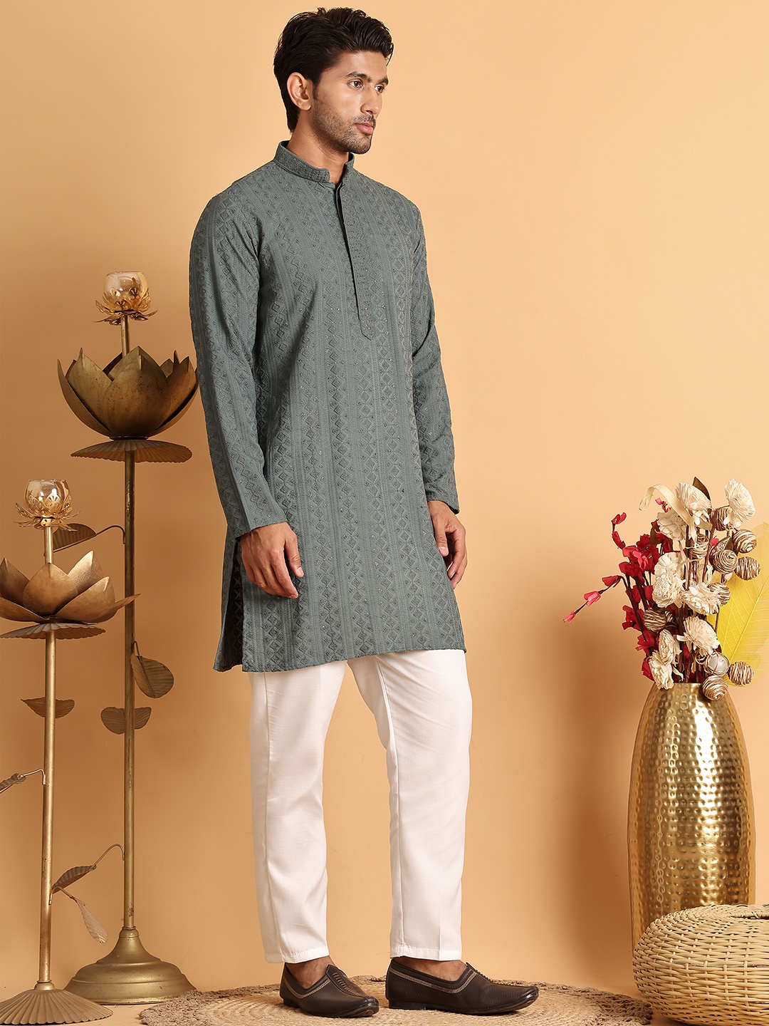 

Jompers Men Embroidered Regular Sequinned Kurta with Pyjamas, Grey