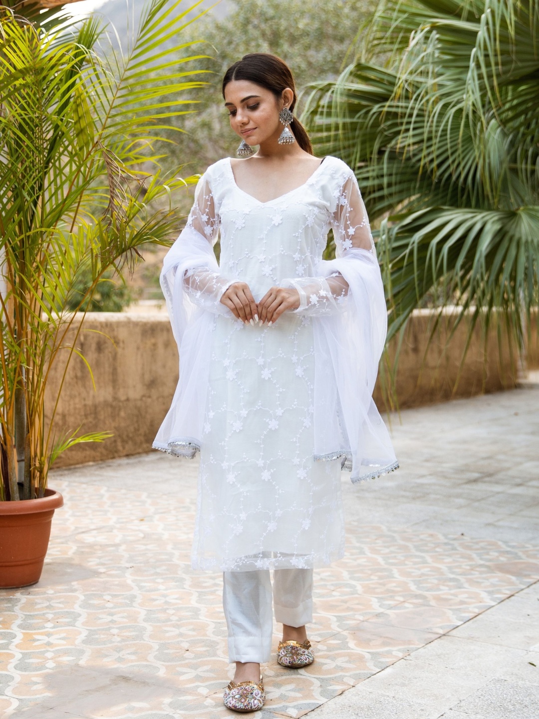 

ASHEERA Women Floral Embroidered Regular Thread Work Kurta with Trousers & With Dupatta, White