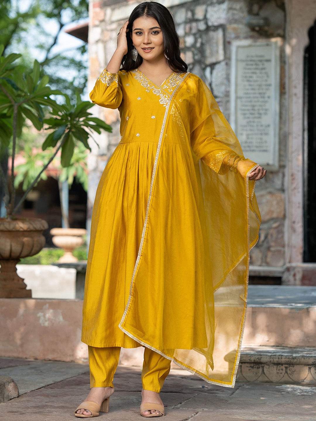 

Navlik Women Floral Embroidered Regular Kurta with Trousers & With Dupatta, Yellow