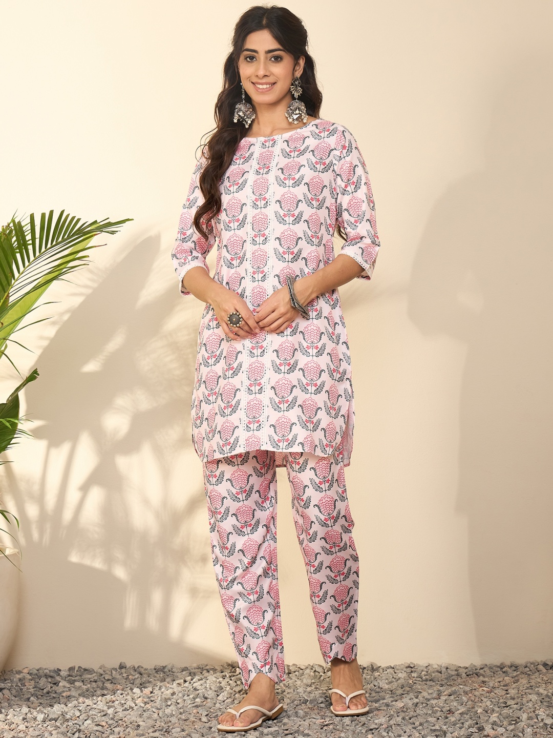 

Madhuni Women Floral Printed Regular Kurta with Trousers, Peach