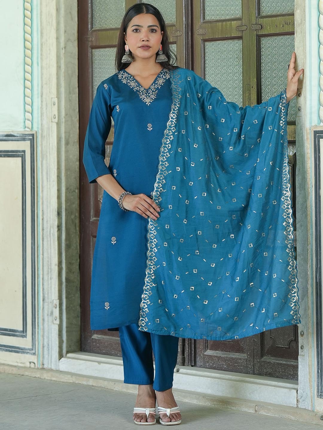 

Navlik Women Floral Embroidered Regular Thread Work Kurta with Trousers & With Dupatta, Turquoise blue