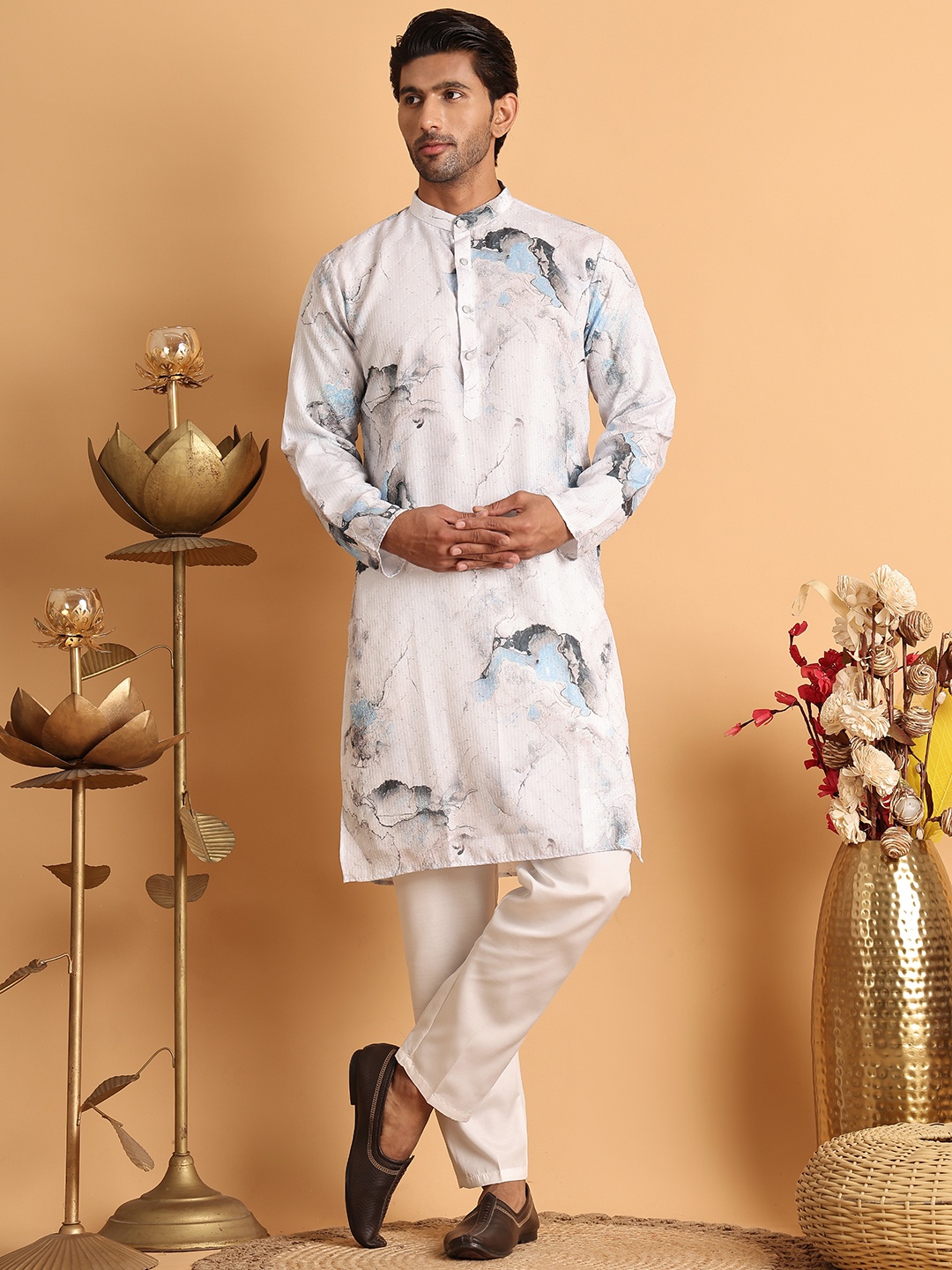 

Jompers Men Embroidered Regular Sequinned Kurta with Pyjamas, Blue