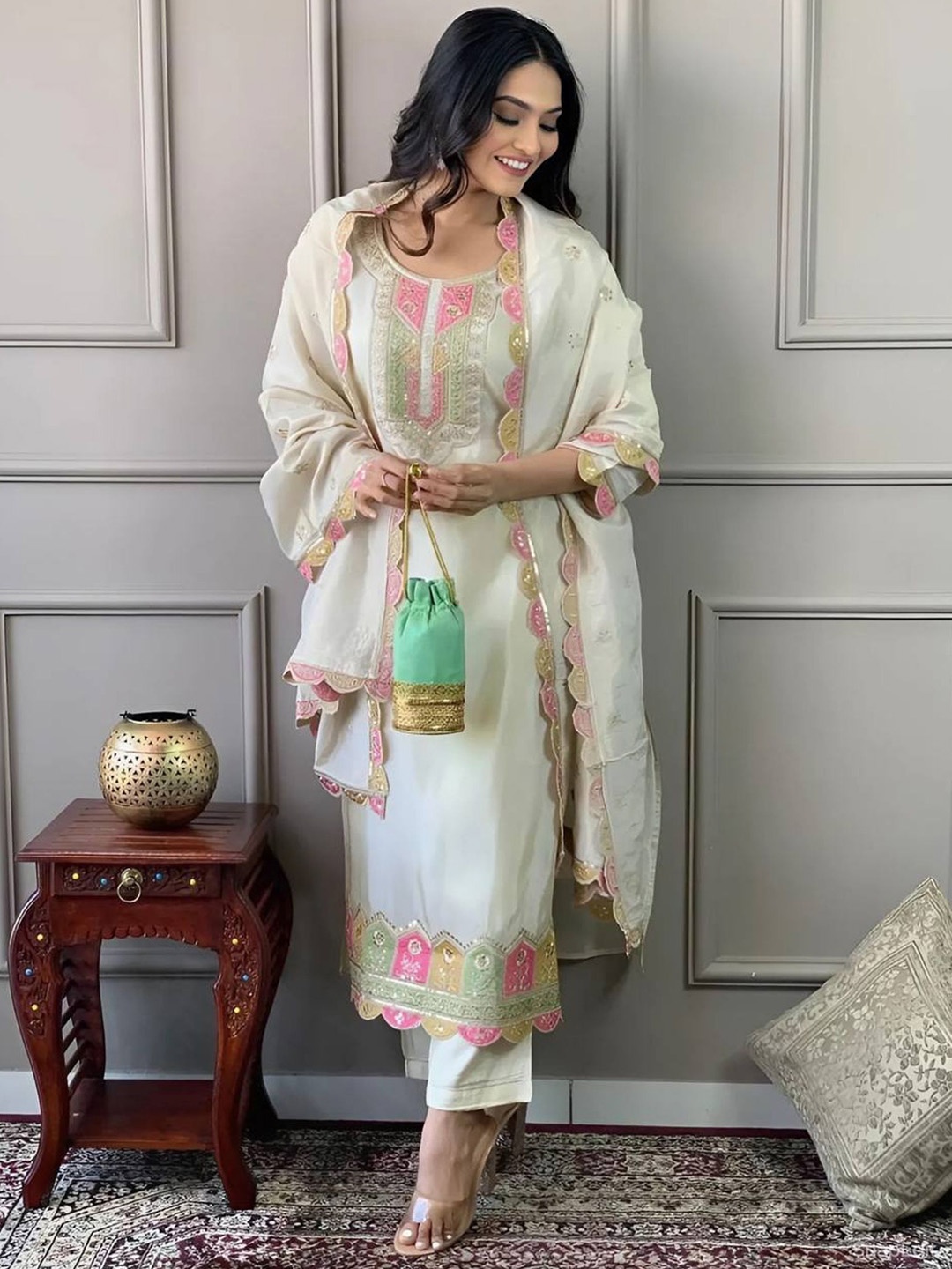 

ONTIC LIFESTYLE Women Floral Embroidered Regular Thread Work Chanderi Silk Kurta with Trousers & With Dupatta, Cream