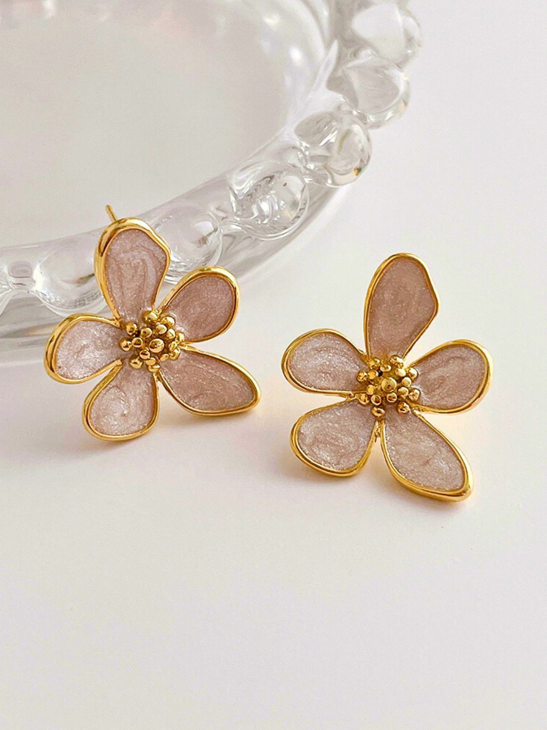 

DressBerry White & Gold-Toned Gold-Plated Floral Studs Earrings