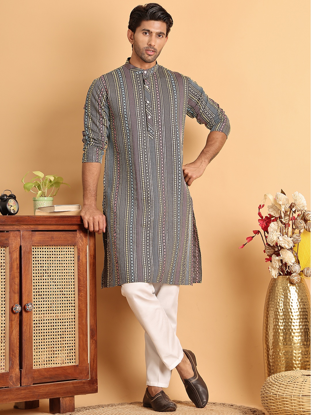 

Jompers Men Embroidered Regular Chikankari Kurta with Pyjamas, Grey