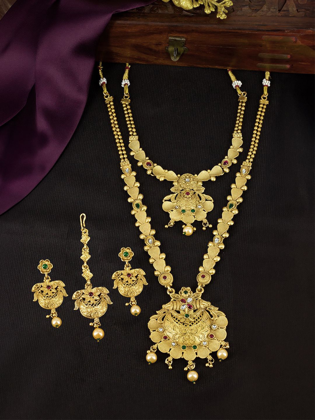 

PRIVIU Gold-Plated Kundan Studded & Beaded Temple Necklace & Earrings With Maang Tika