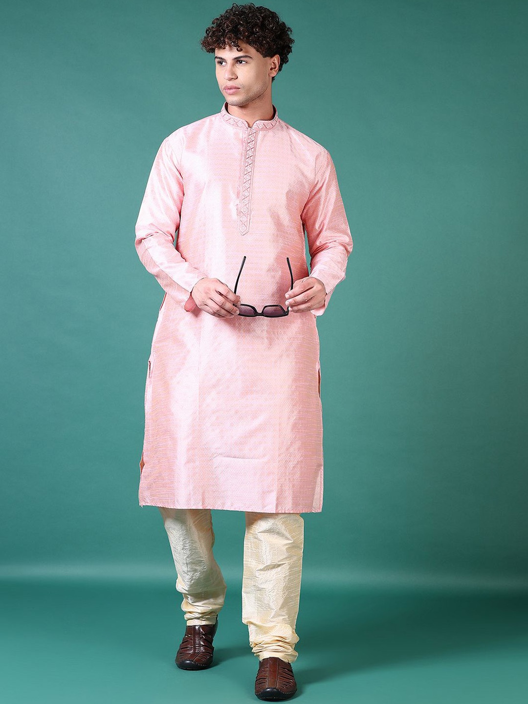 

V-Mart Men Ethnic Motifs Regular Thread Work Kurta with Churidar, Pink