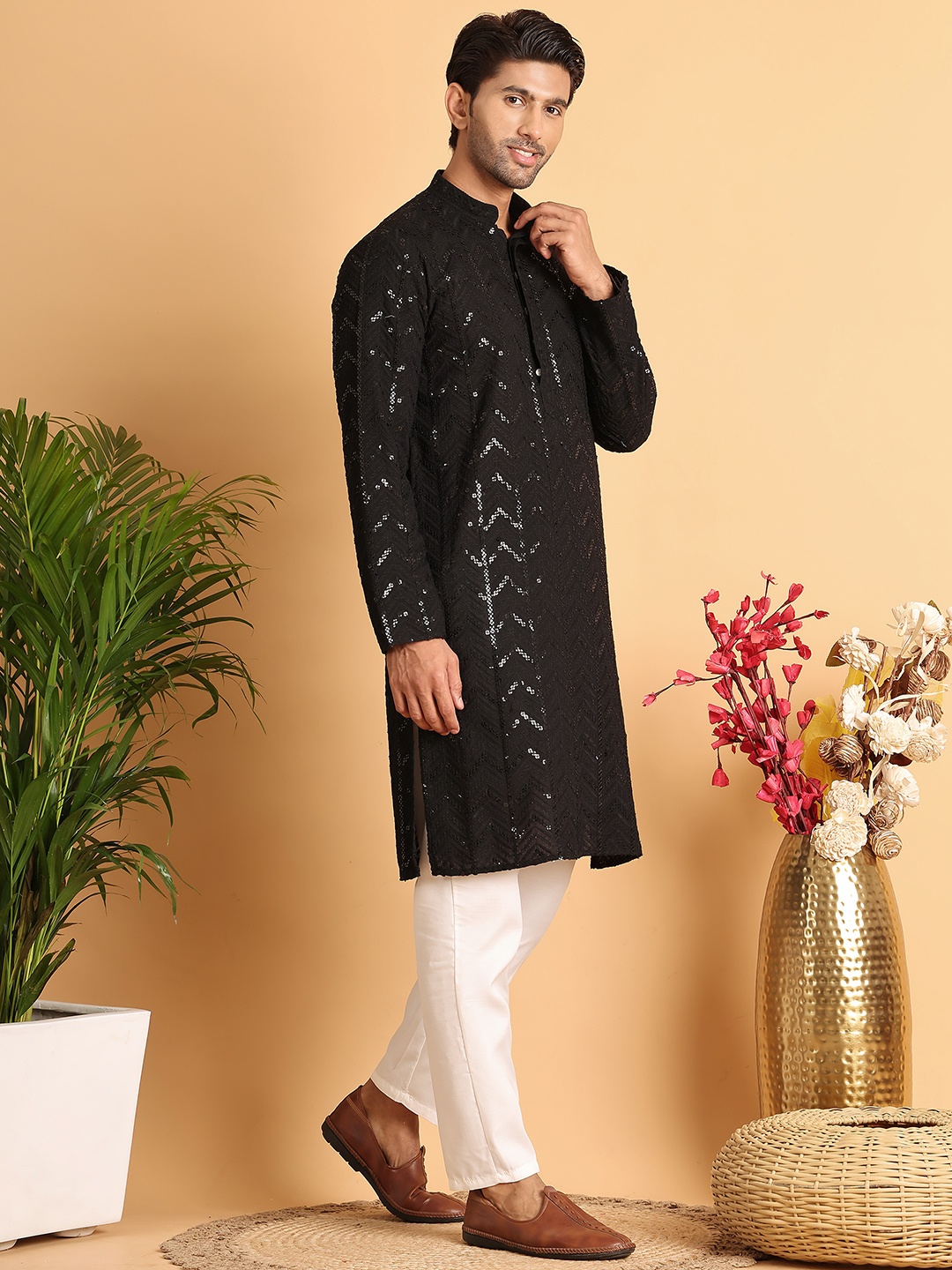 

Jompers Men Leheriya Embroidered Regular Sequinned Kurta with Pyjamas, Black