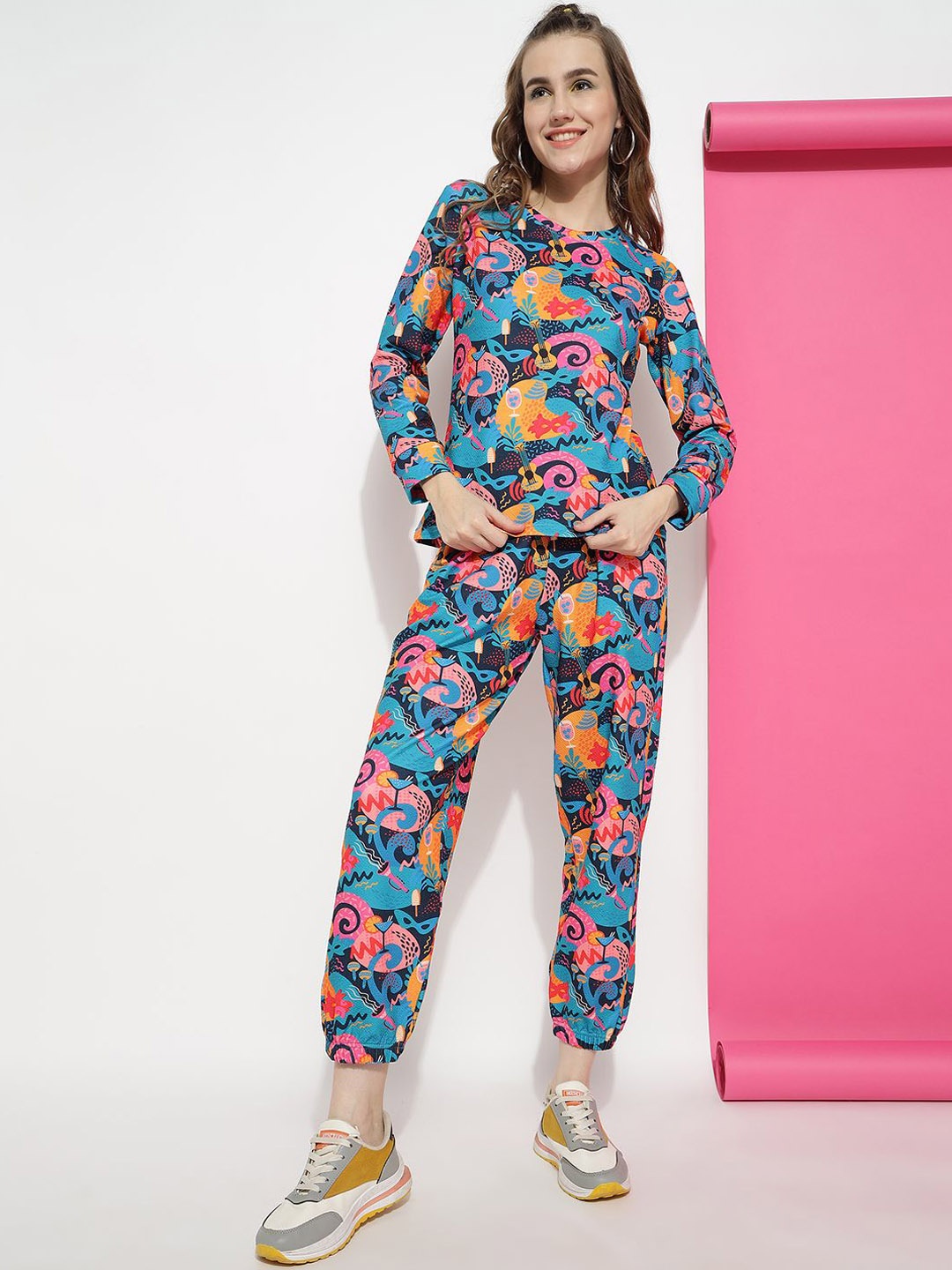 

Roadster Teal Printed Round Neck Long Sleeves T-Shirt With Jogger