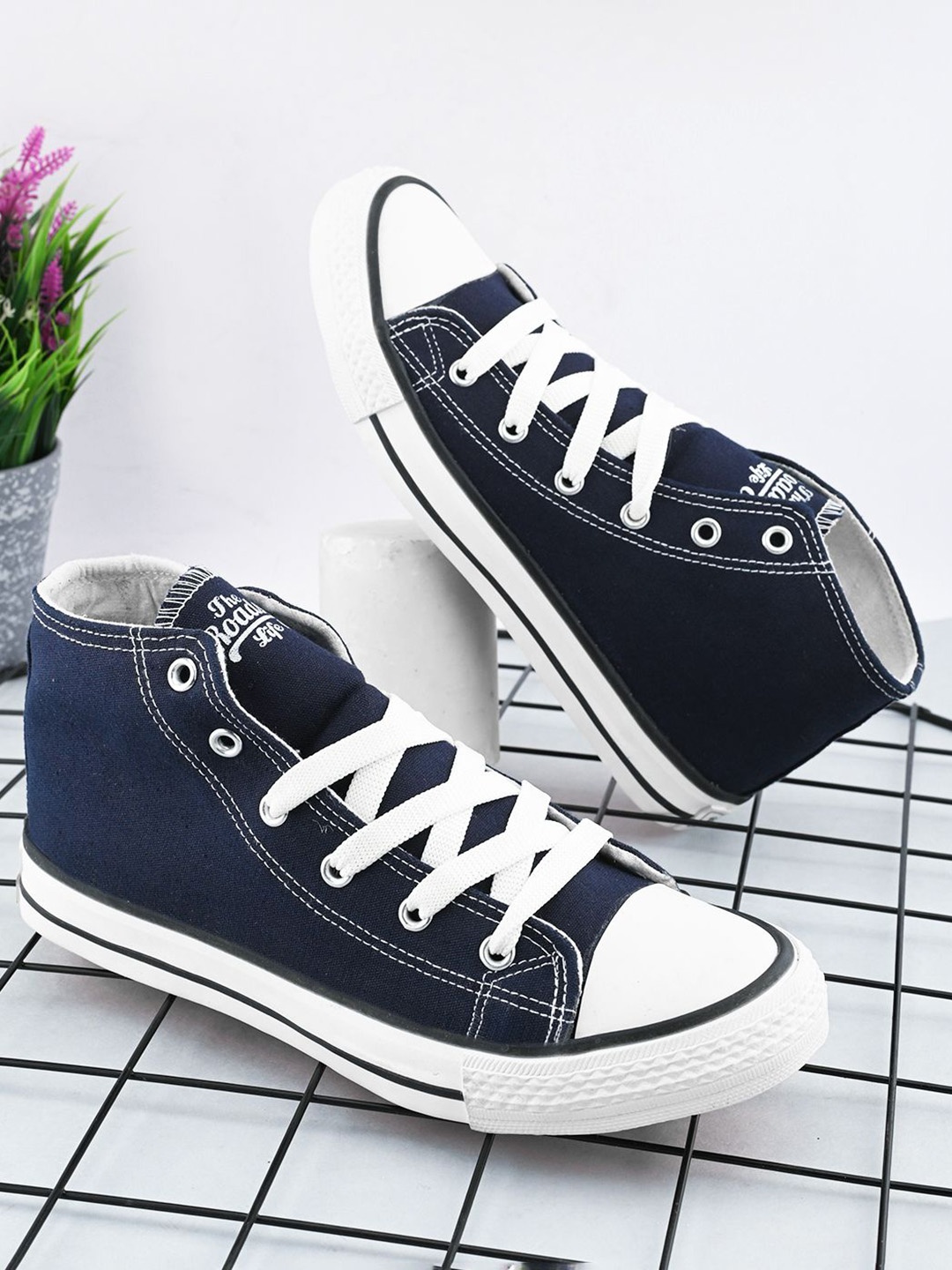 

The Roadster Lifestyle Co Women Lace Up Lightweight Casual Sneakers, Navy blue