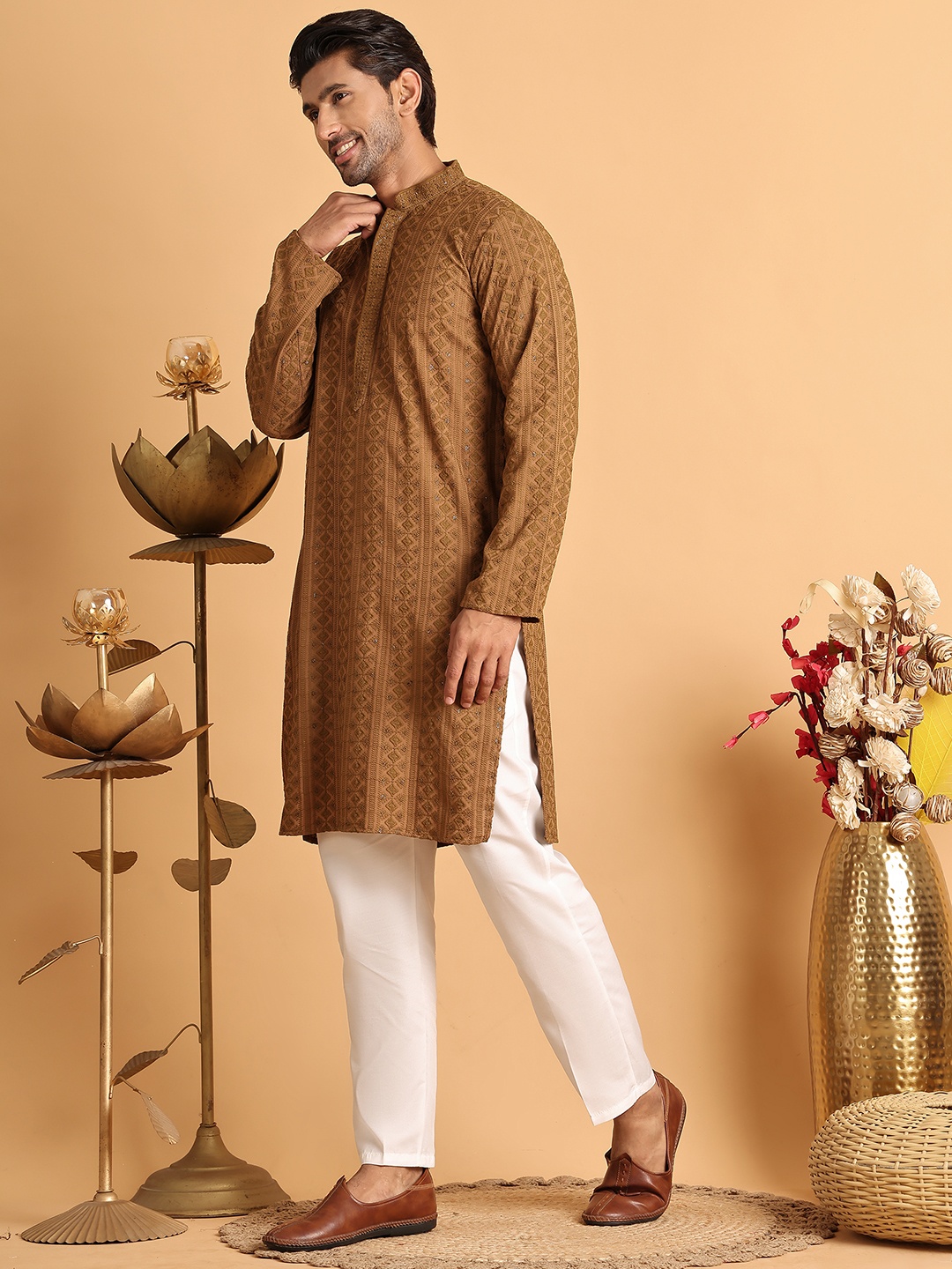 

Jompers Men Embroidered Regular Sequinned Kurta with Pyjamas, Brown
