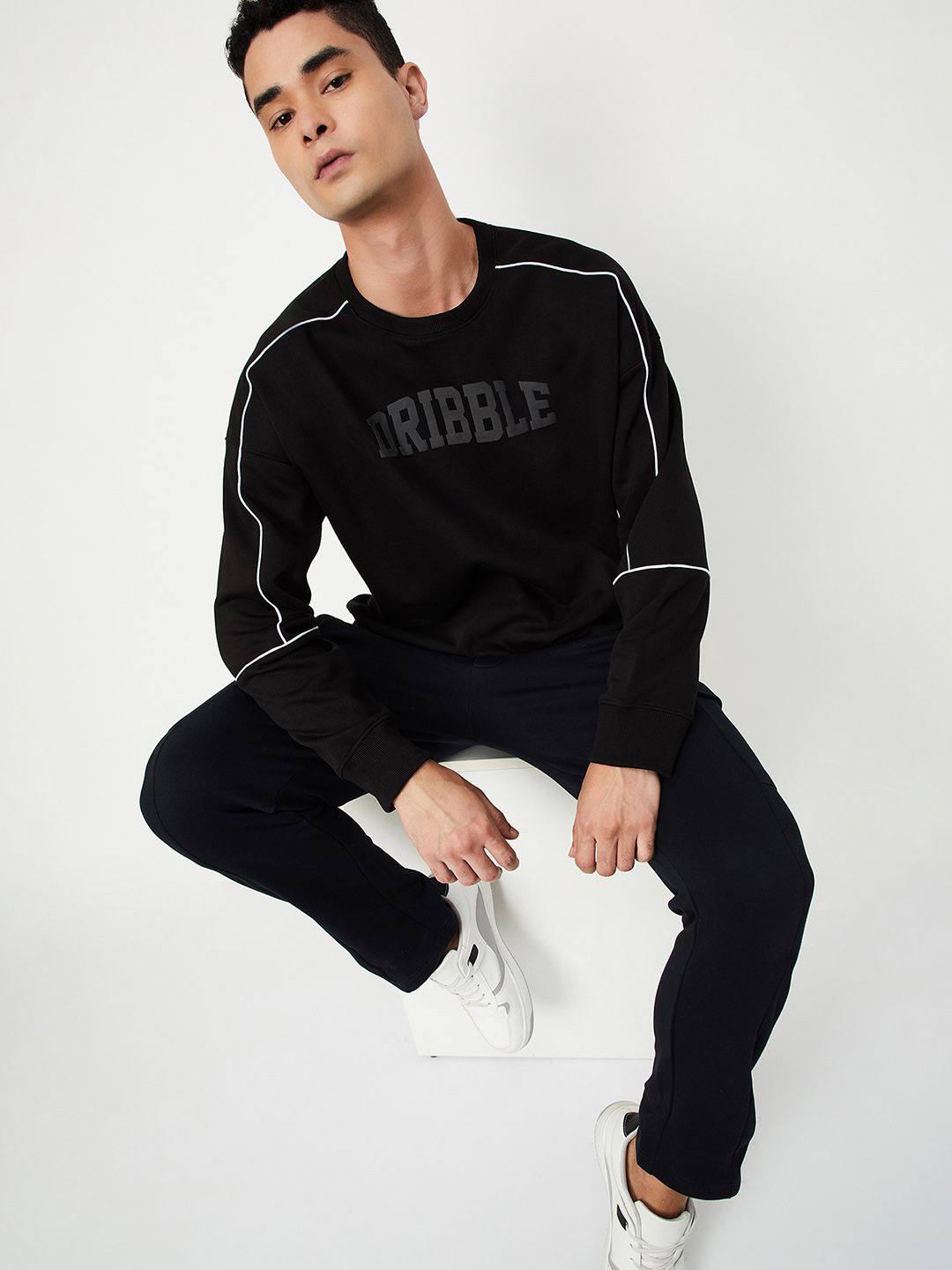 

max Men Round Neck Printed Pullover Sweatshirt, Black