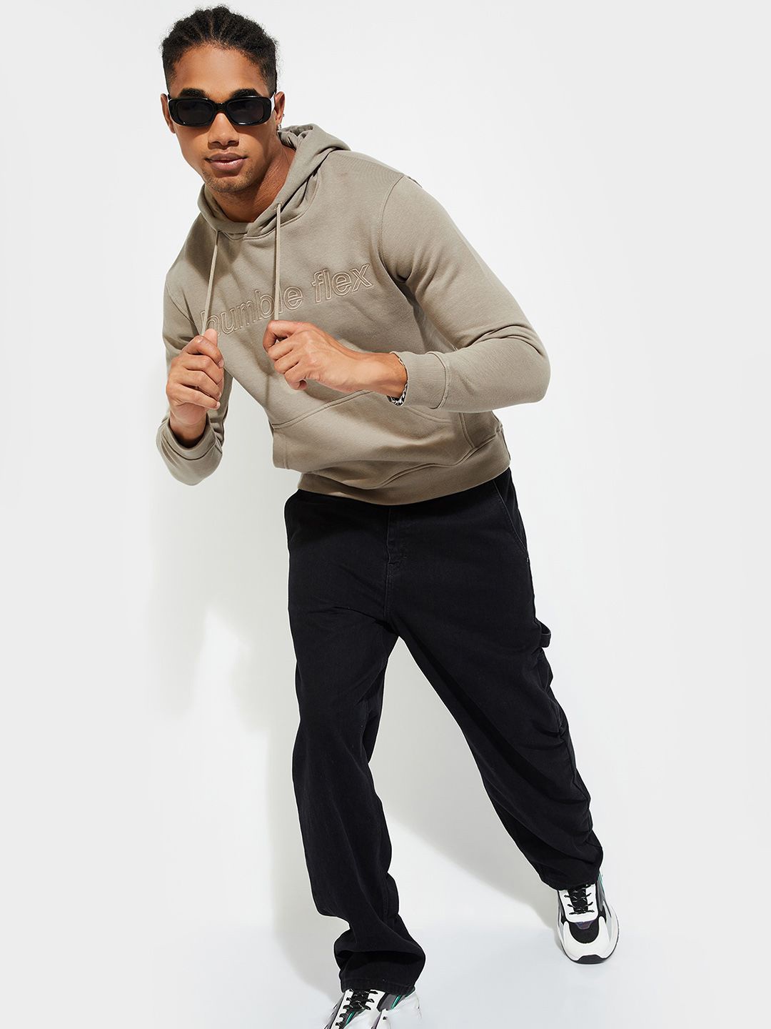 

max Men Embroidered Typography Hooded Sweatshirt, Beige