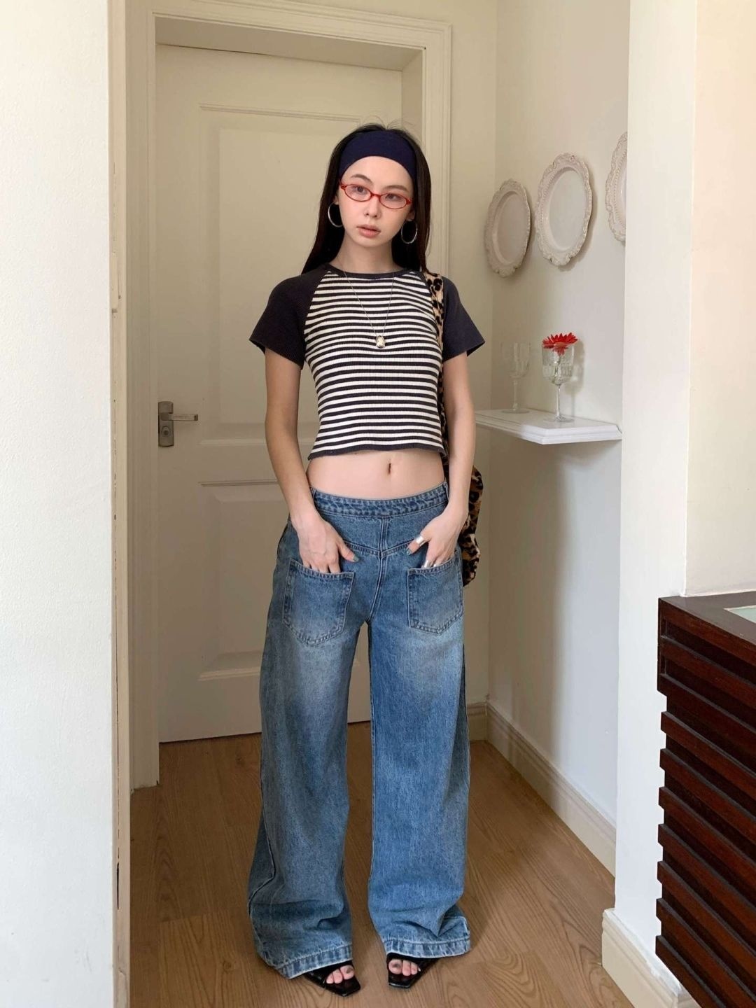 

KPOP Striped Round Neck Crop Top, Black