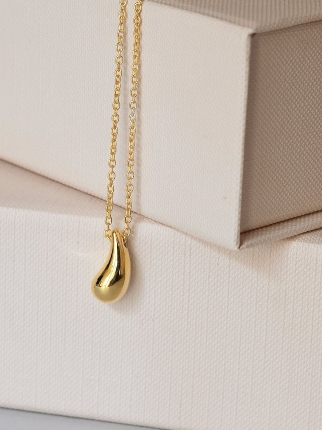 

Anushka Jain Jewellery 925 Sterling Silver Gold Plated Teardrop Shaped Pendant With Chain