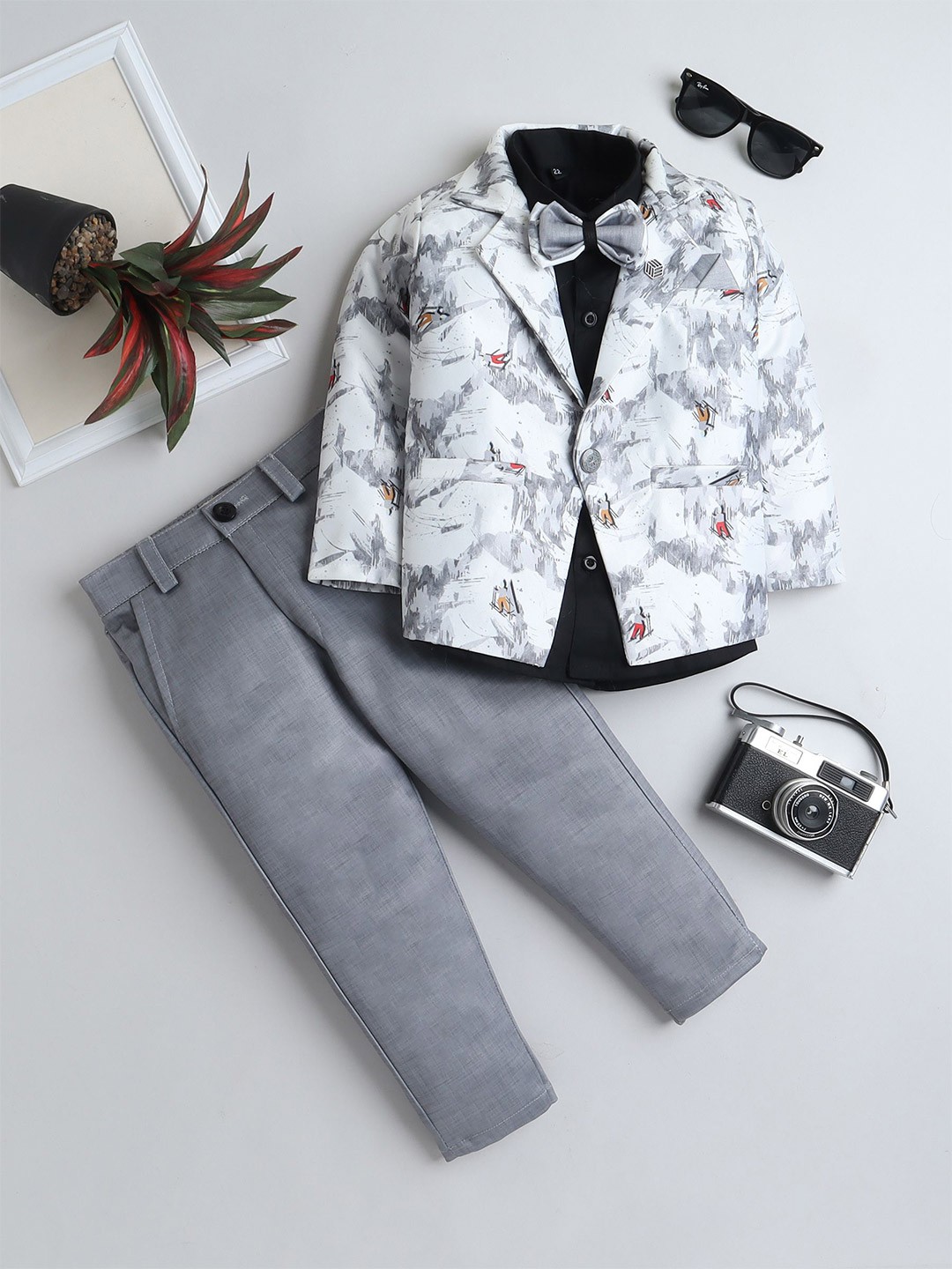 

FOURFOLDS Boys Notched Lapel Collar Blazer with Trouser & Shirt 3-piece Suit, Grey