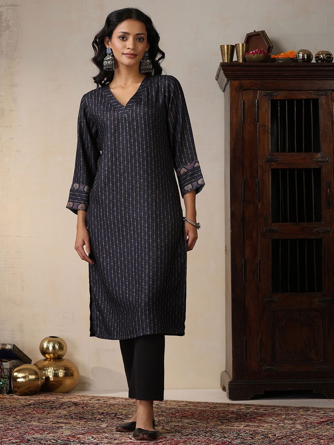 

House of Chikankari Geometric Printed V-Neck Straight Kurta, Brown