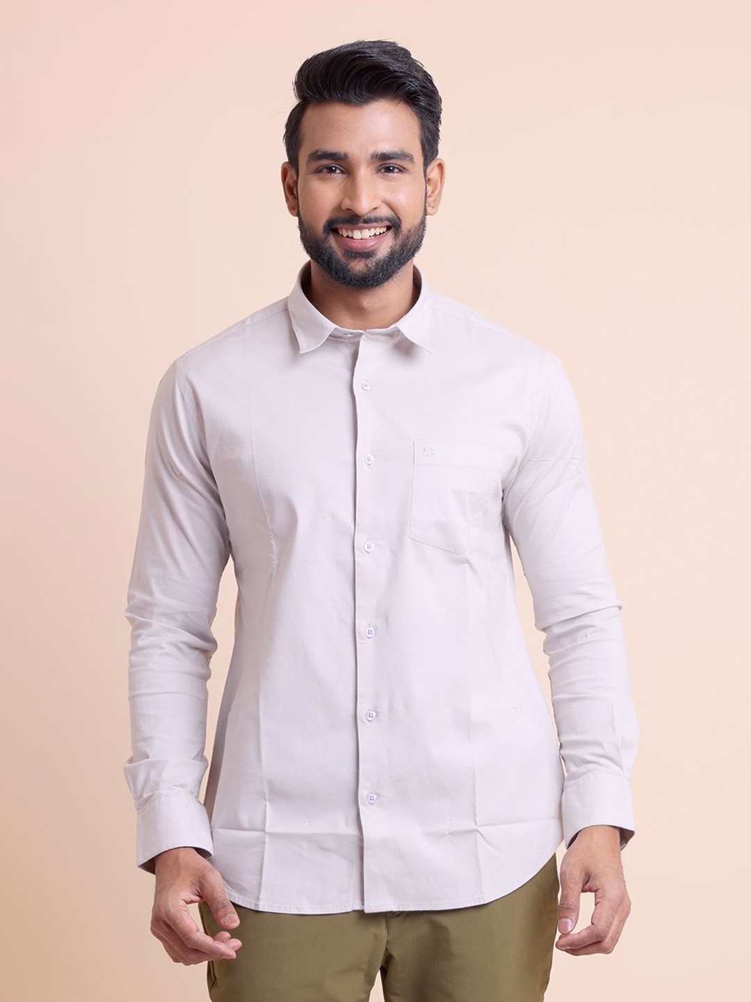

berry blues Men Spread Collar Solid Cotton Slim Fit Casual Shirt, Off white