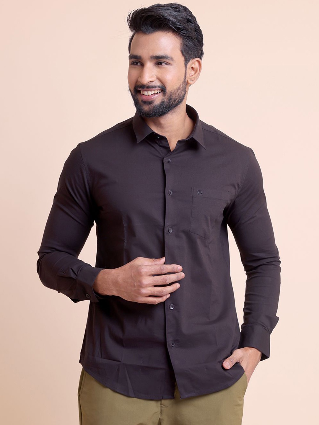 

berry blues Men Spread Collar Solid Cotton Slim Fit Casual Shirt, Black