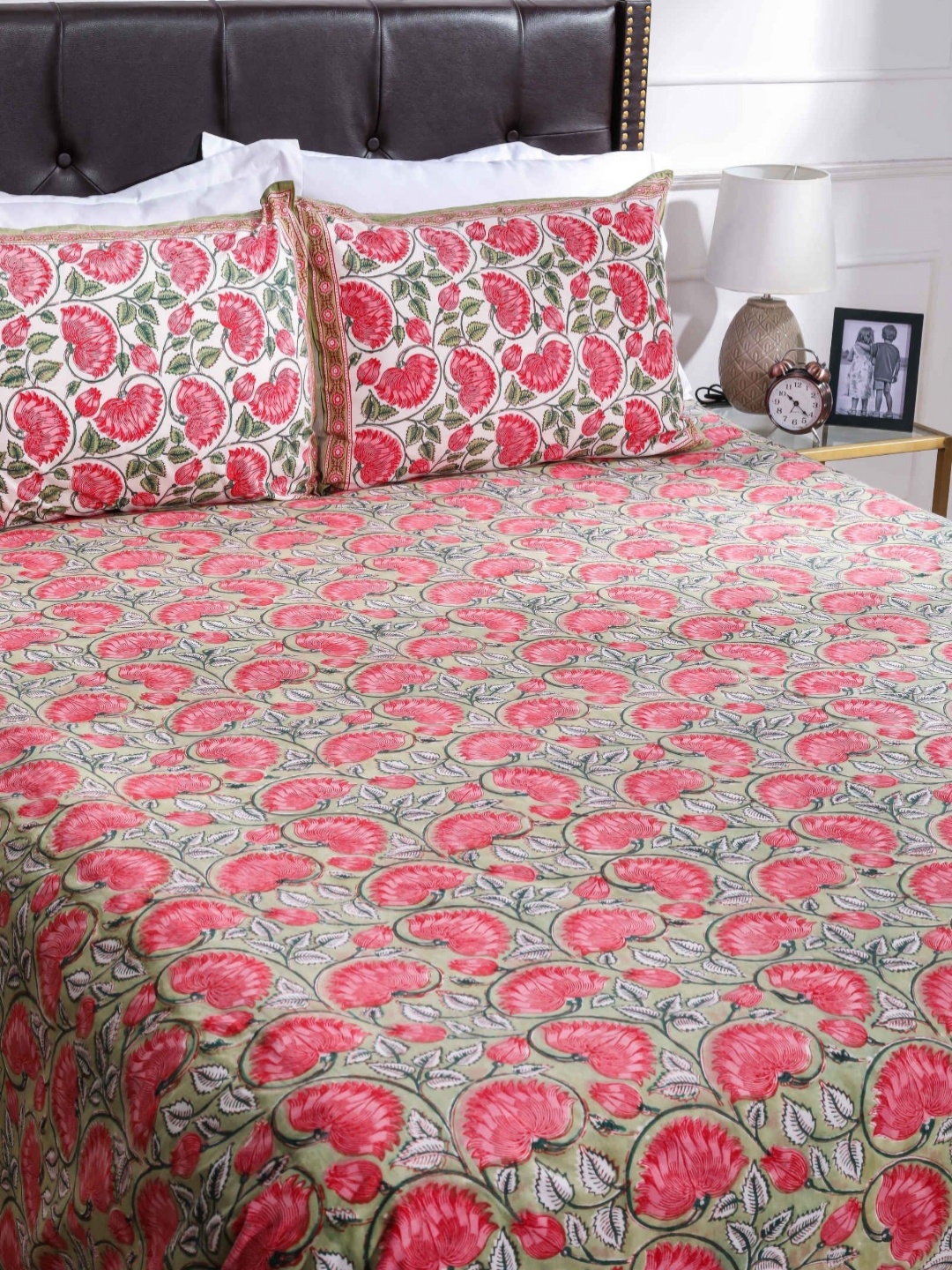 

SHAHENAZ Pink & White Floral 120 TC King Bedsheet with 2 Pillow Covers