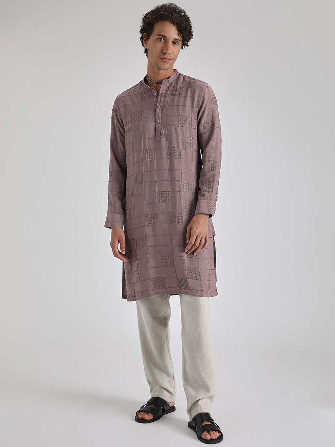 

Banana Club Geometric Embroidered Thread Work Mandarin Collar Straight Kurta, Pink