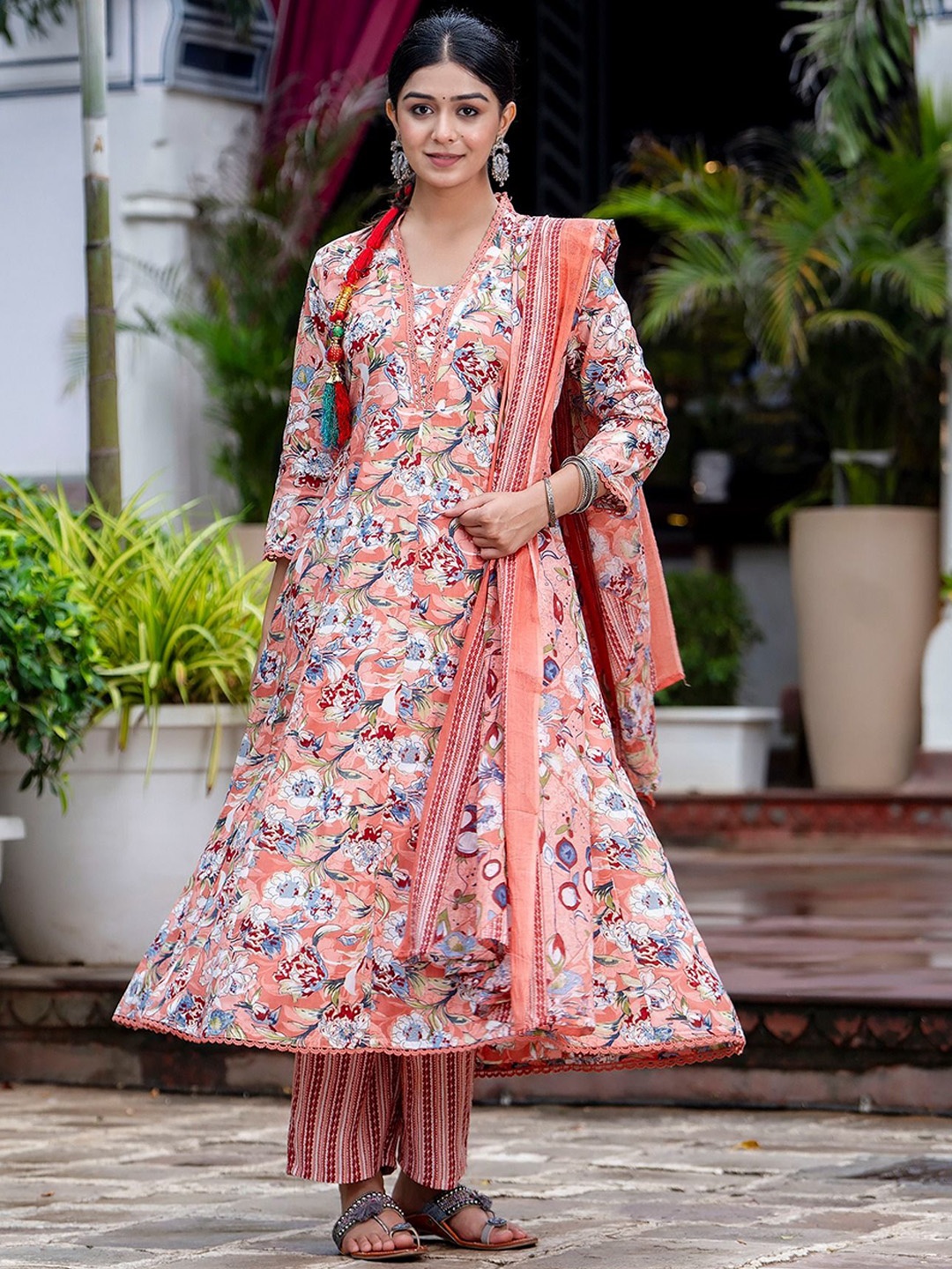 

GEKHA Women Printed Regular Thread Work Kurta with Trousers & With Dupatta, Peach
