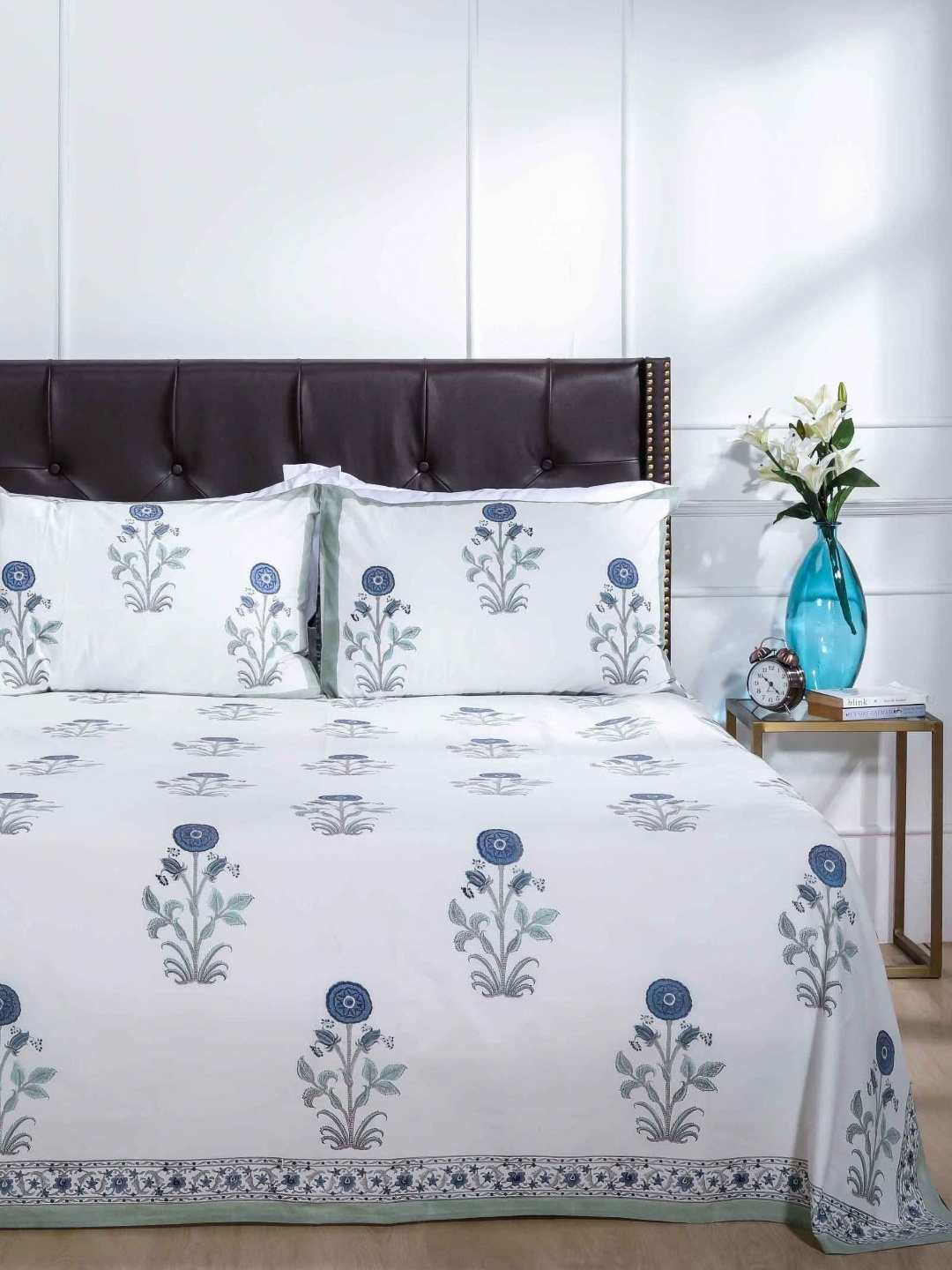 

SHAHENAZ Blue & White Floral 220 TC Queen Bedsheet with 2 Pillow Covers