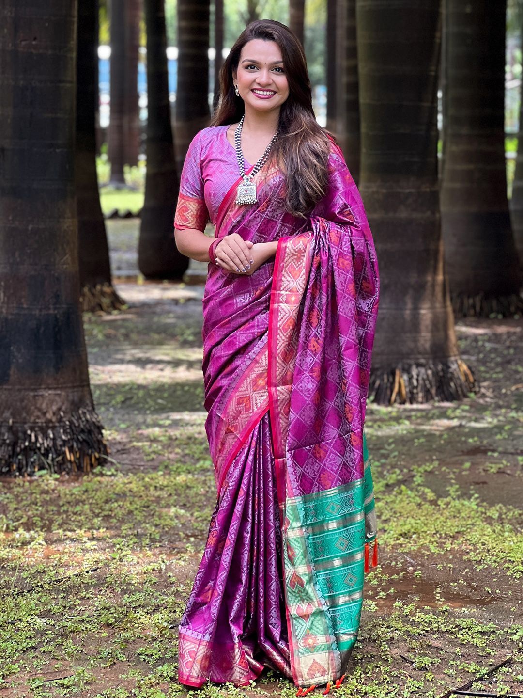

Mitera Zari Patola Printed Saree With Unstitched Blouse Piece, Purple