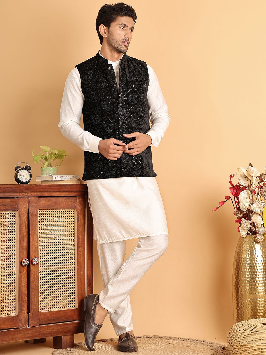 

Jompers Men Regular Sequinned Velvet Kurta with Pyjamas, White
