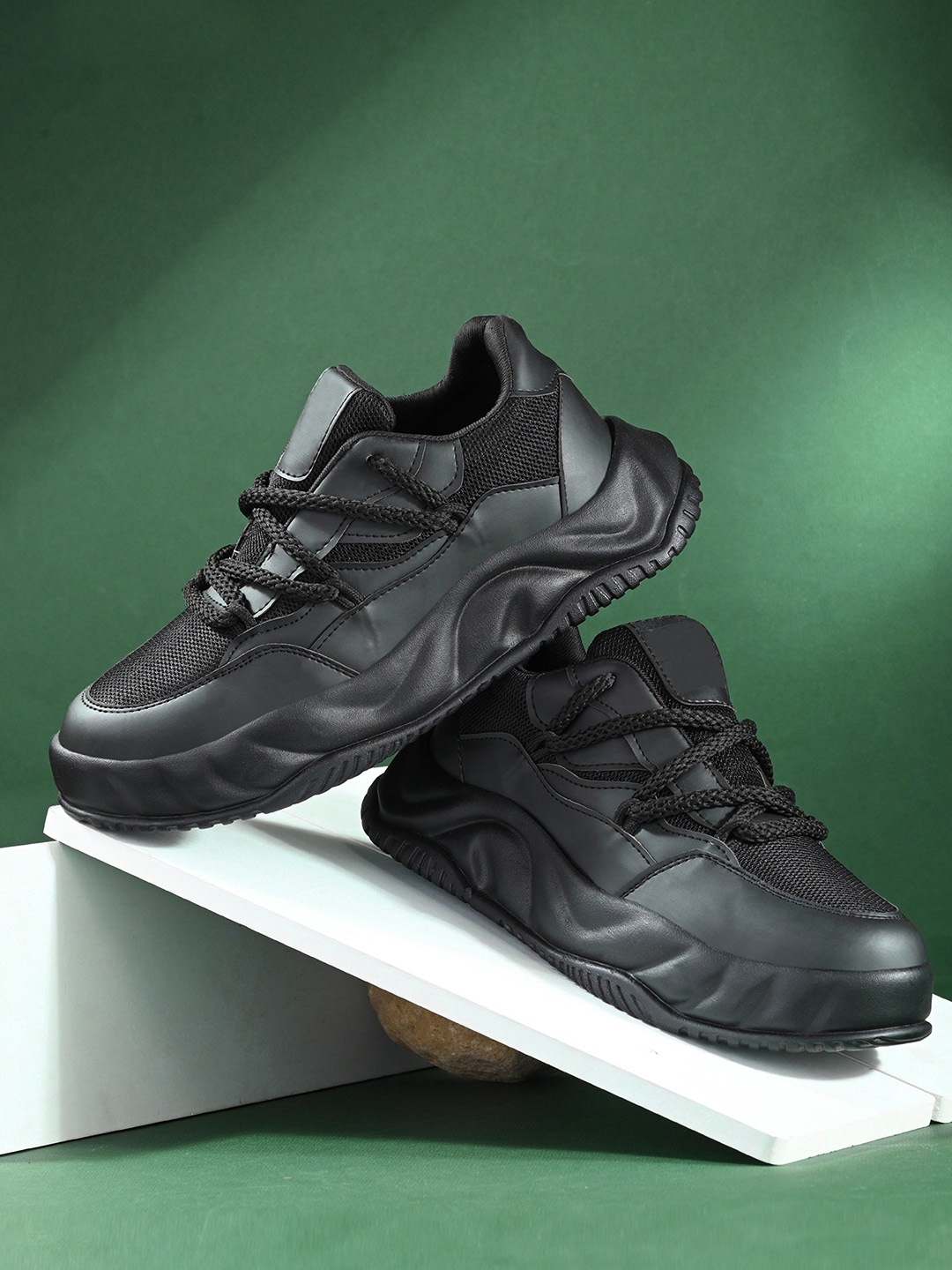 

glitchez Men Lightweight Round Toe Lace-Ups Sneakers, Black