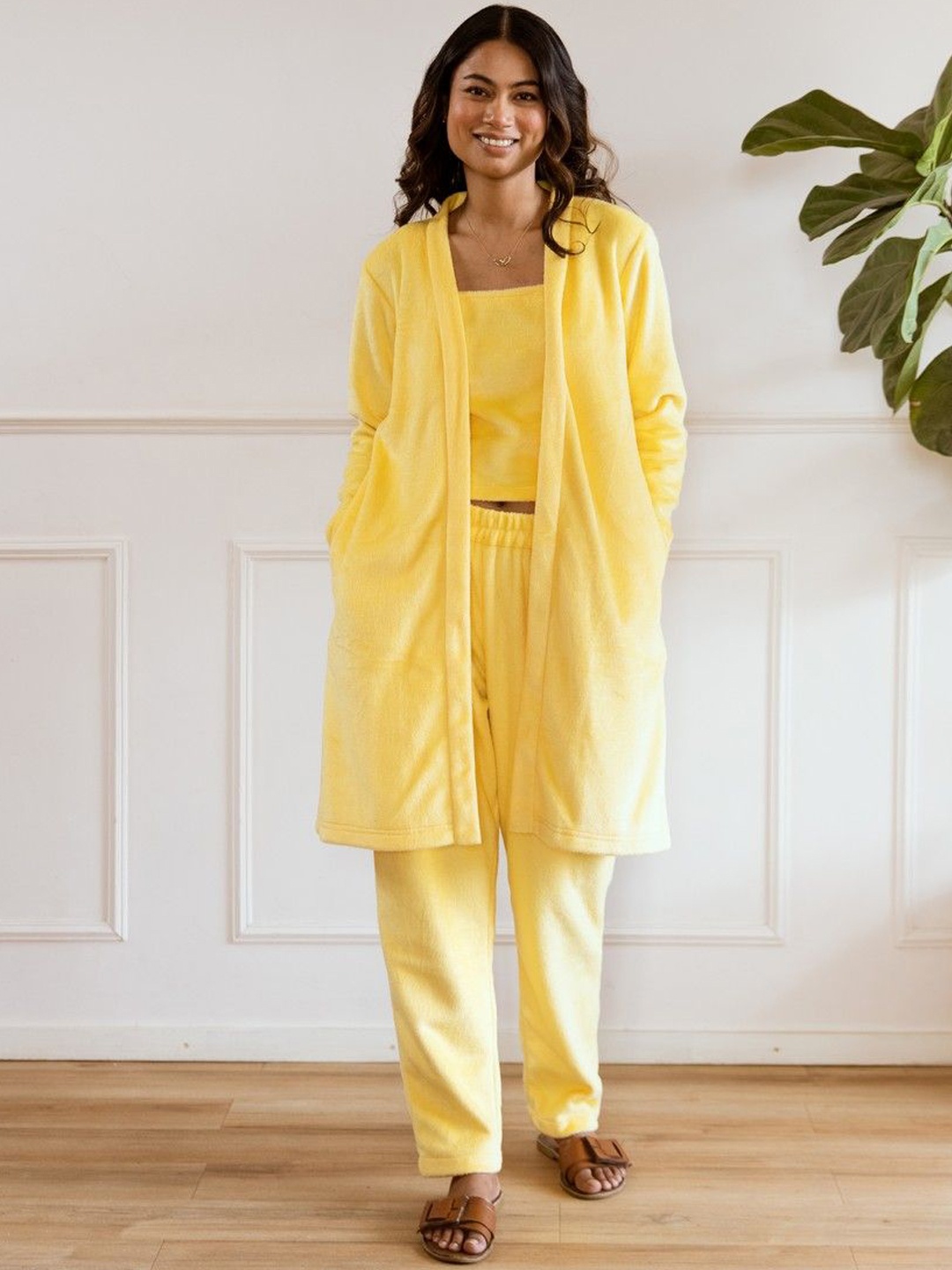 

FEATHERS CLOSET Top With Trousers & Shrug, Yellow