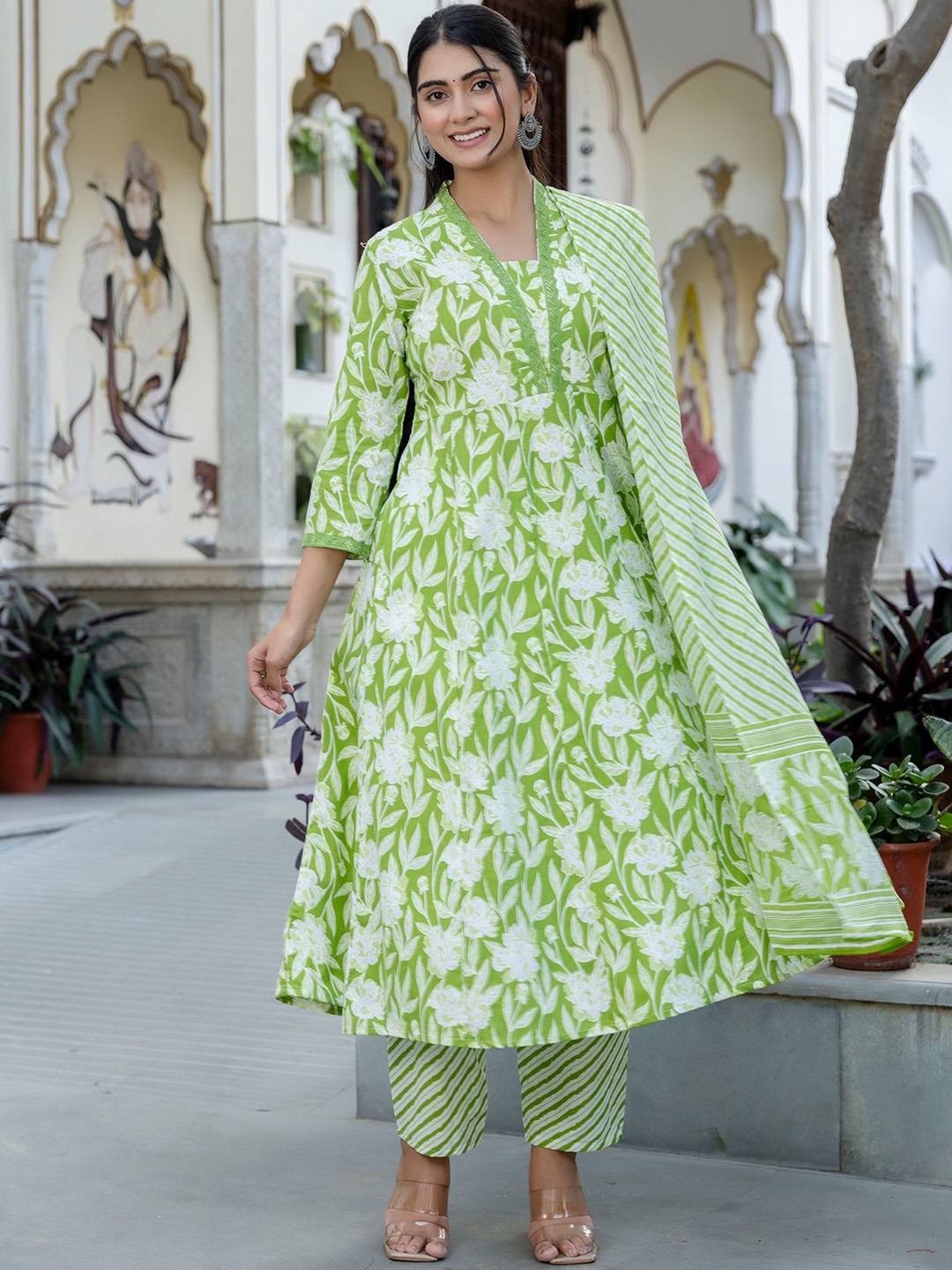 

GEKHA Women Printed Regular Thread Work Pure Cotton Kurta with Trousers & With Dupatta, Green