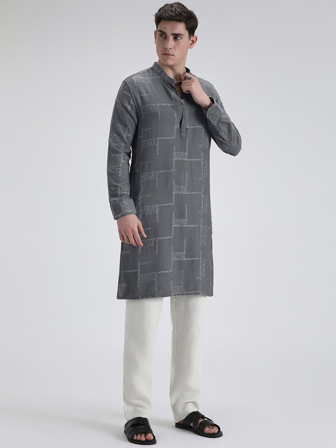 

Banana Club Geometric Embroidered Thread Work Mandarin Collar Straight Kurta, Grey