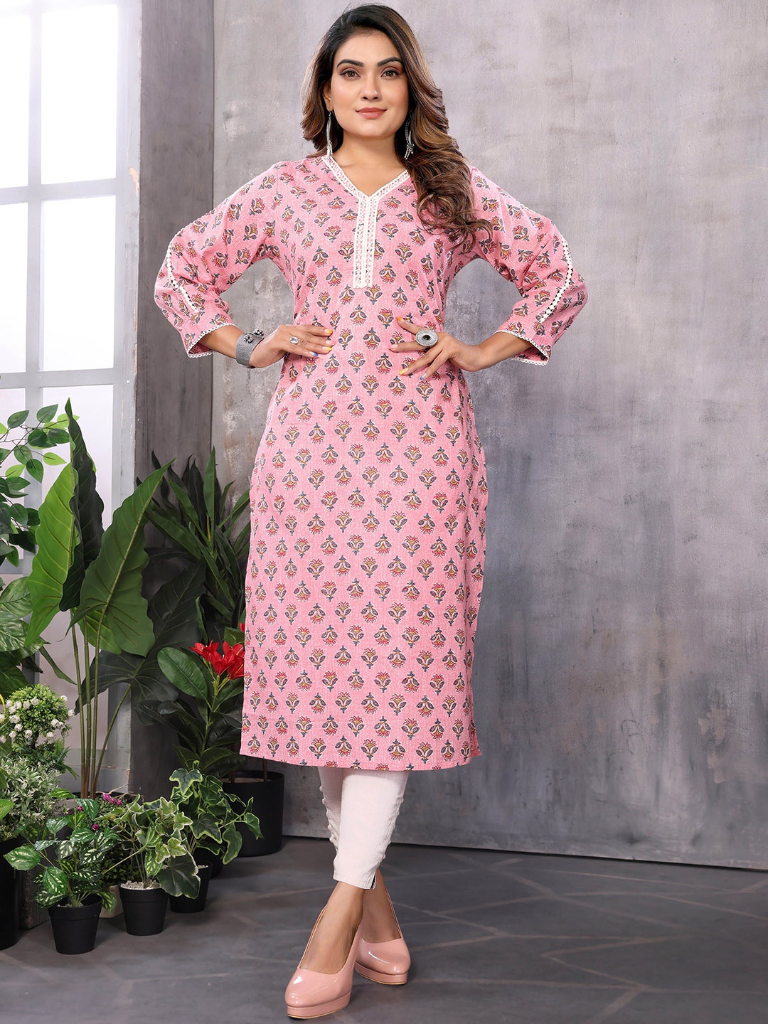 

Rangita Women Embroidered Thread Work Kurta, Pink