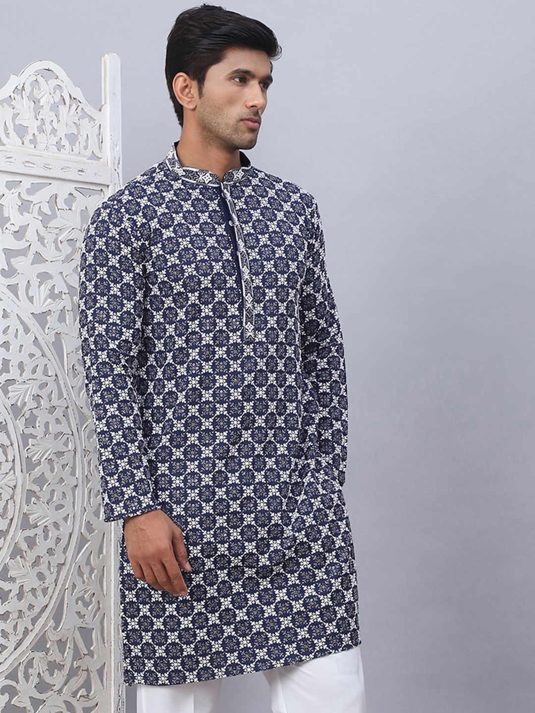 

Jompers Men Floral Embroidered Sequinned Floral Kurta, Navy blue