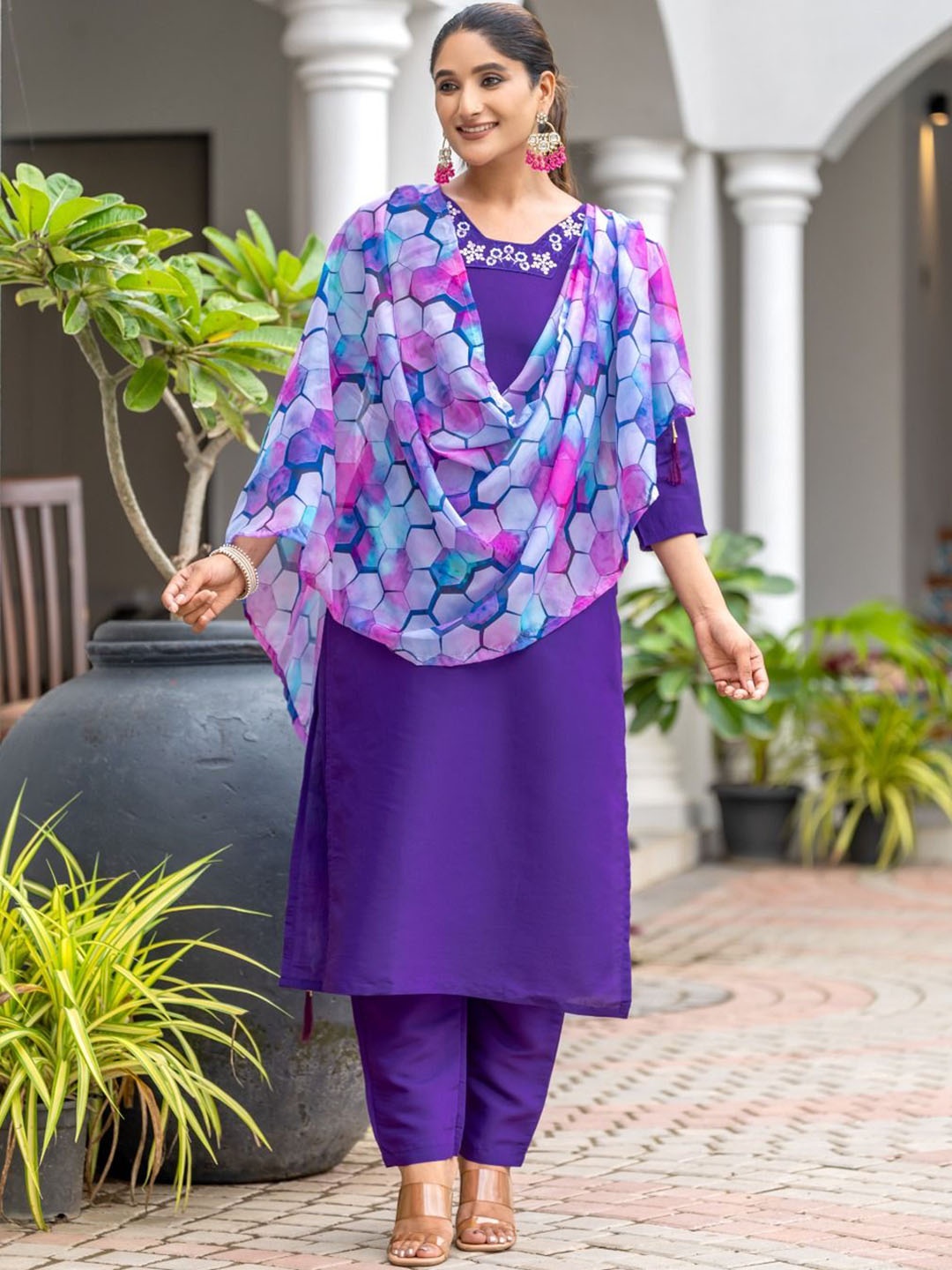 

ONTIC LIFESTYLE Women Floral Yoke Design Regular Thread Work Kurta with Trousers & With Dupatta, Purple