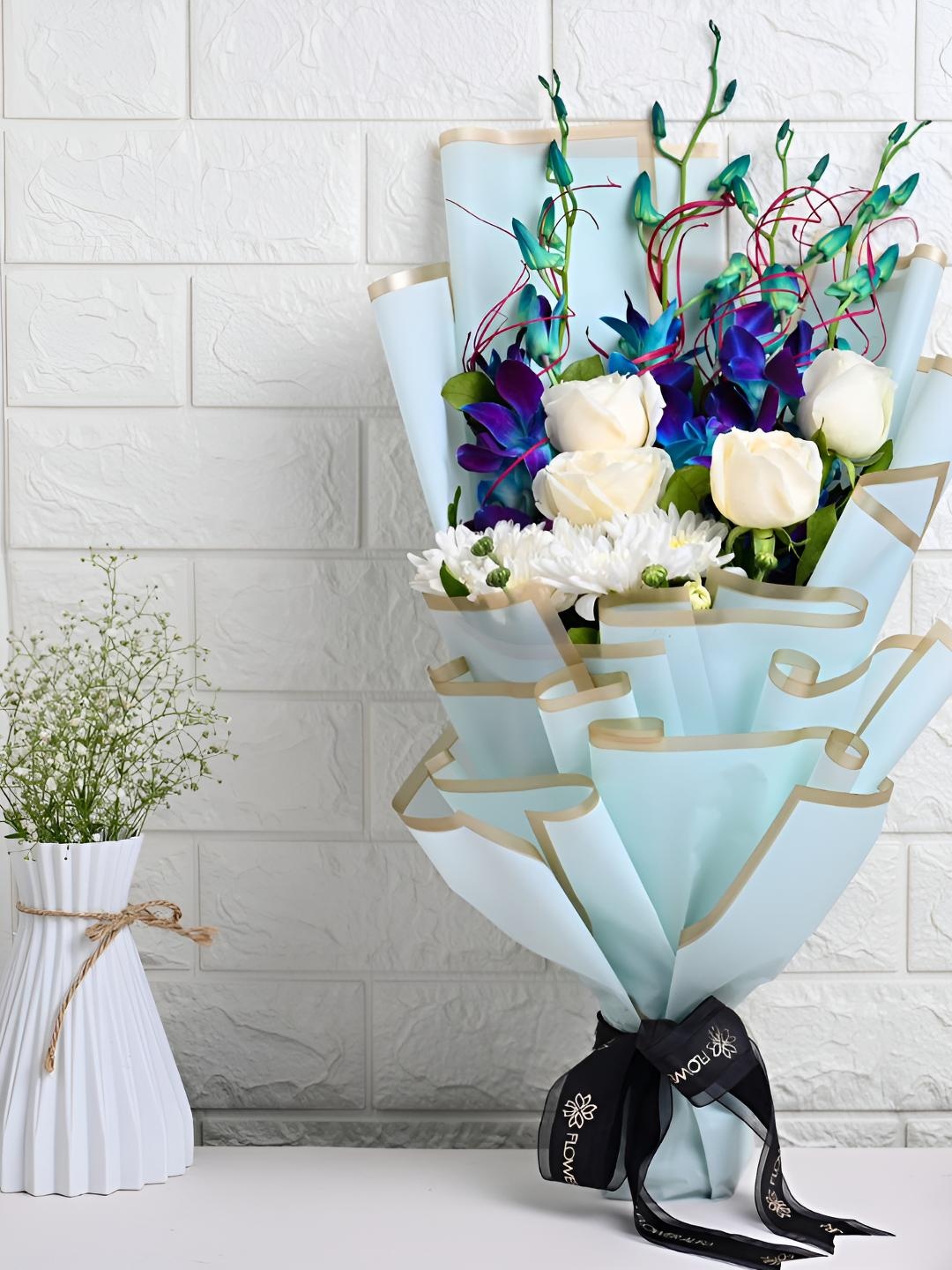 

Floweraura 9-Pcs White Roses & Daisy Fresh Flowers