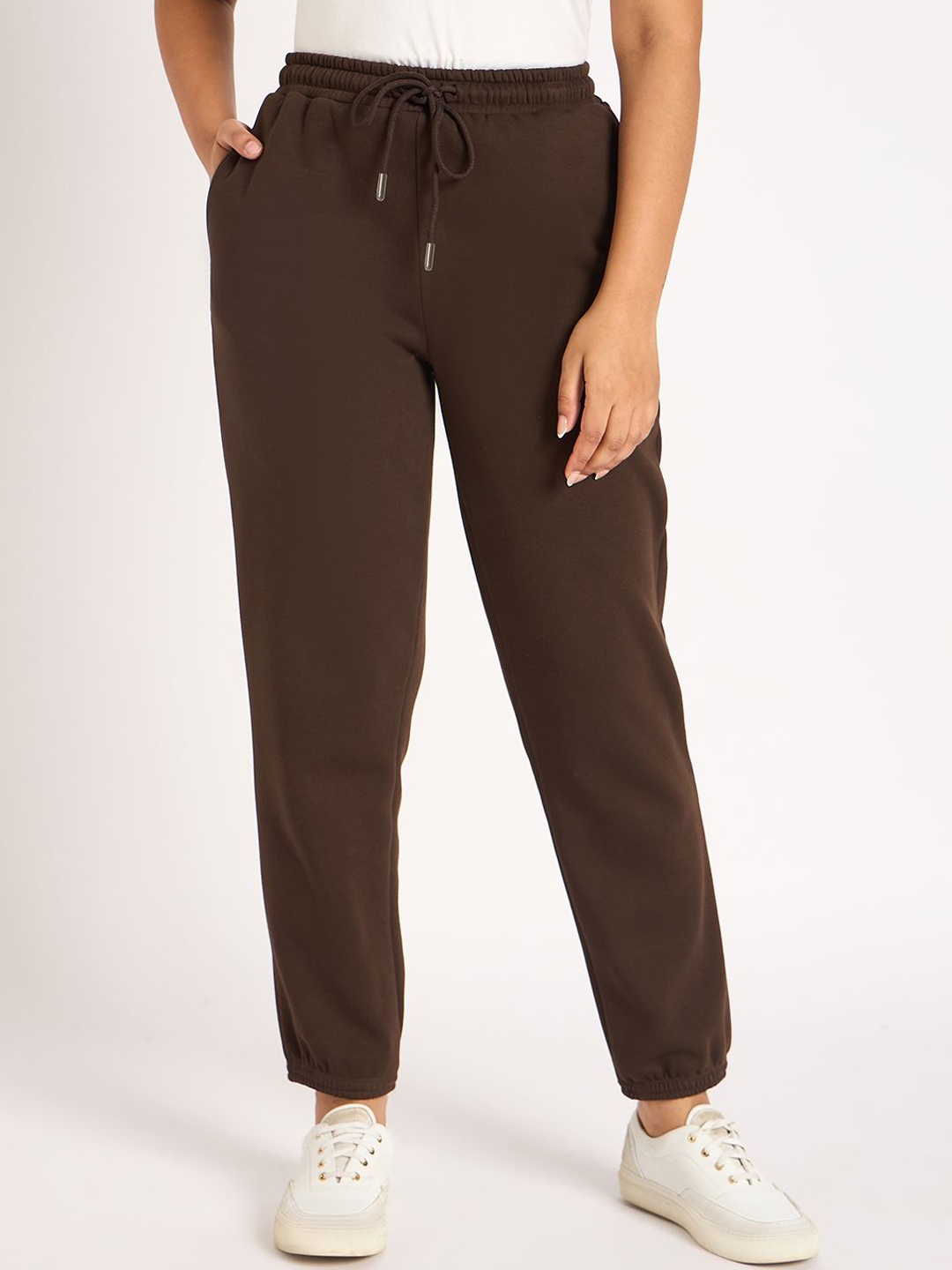 

FEMMELLA Women Regular Fit Mid-Rise Joggers Trousers, Brown