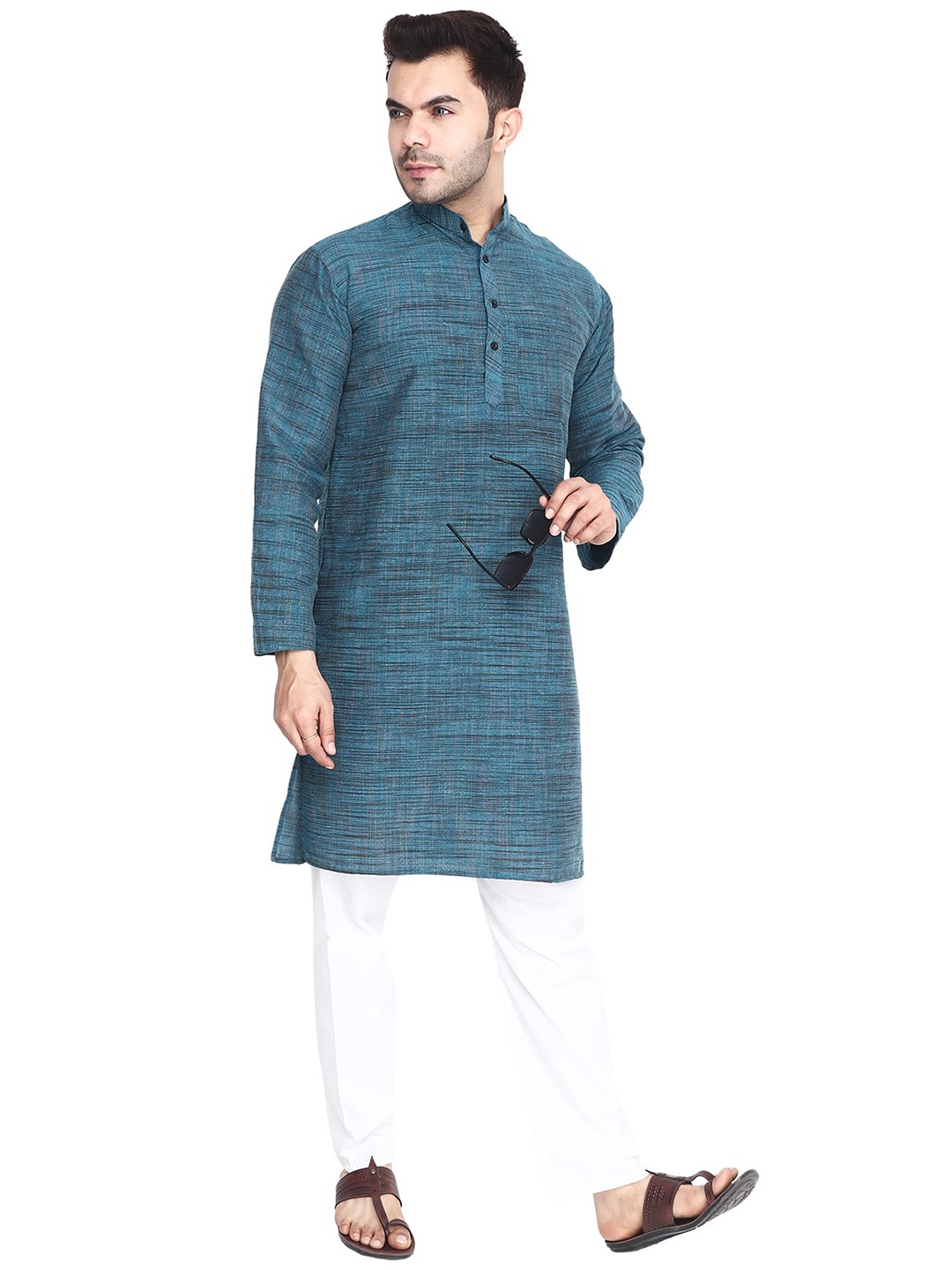 

Aaryavar Men Geometric Striped Thread Work Kurta, Blue