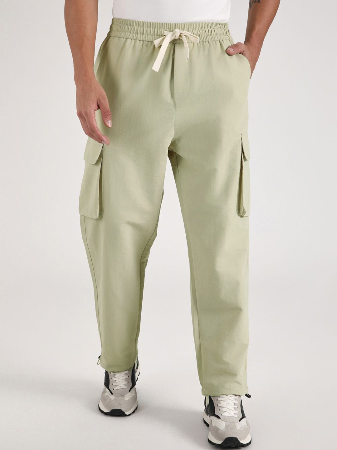 

Banana Club Men Regular Fit Relaxed Cargos Trousers, Green