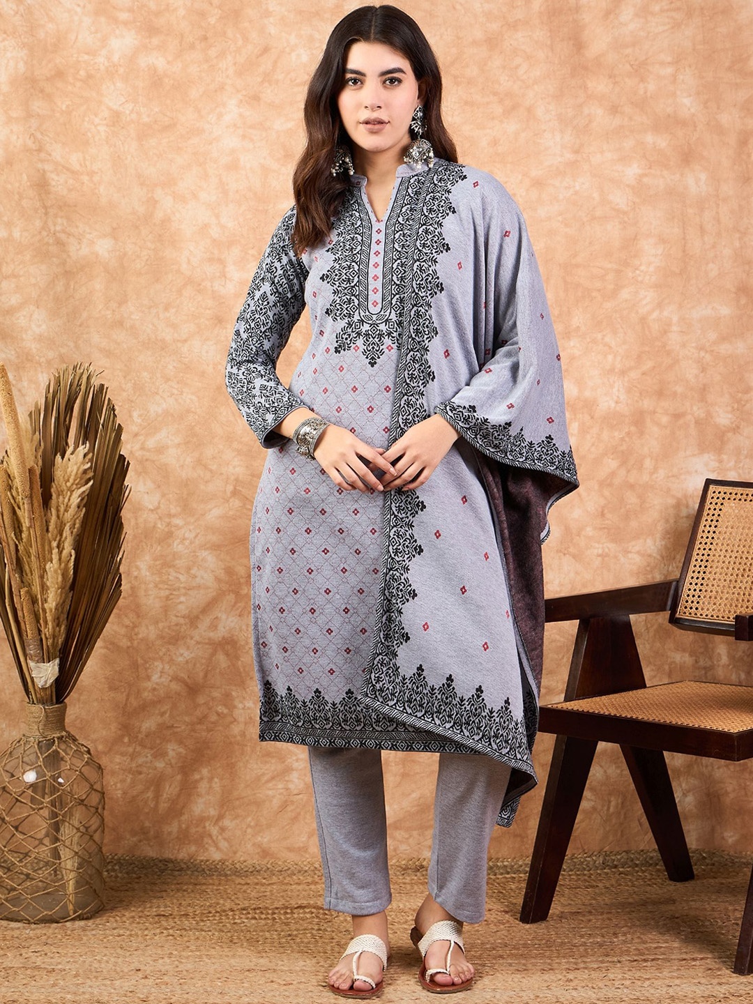 

SAHASIKA Women Floral Embroidered Regular Thread Work Kurta with Trousers & With Dupatta, Grey