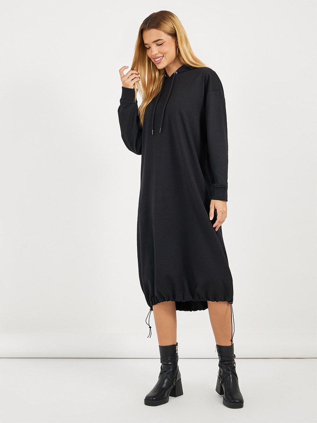 

Styli Women Oversized Fit Hooded Sweatshirt Midi Dress with Toggle Hem, Black