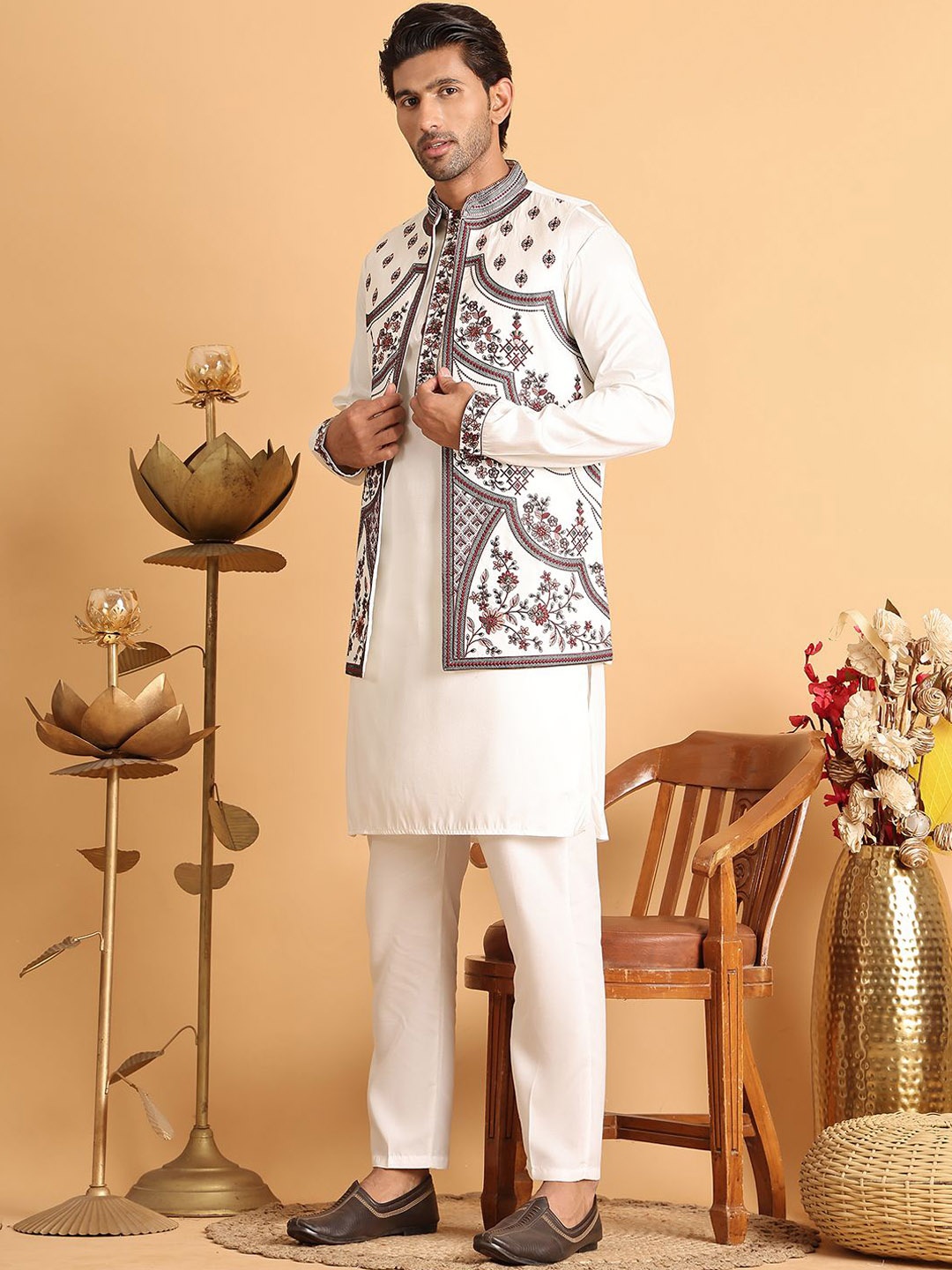 

Jompers Men Floral Embroidered Regular Chikankari Kurta with Pyjamas, White