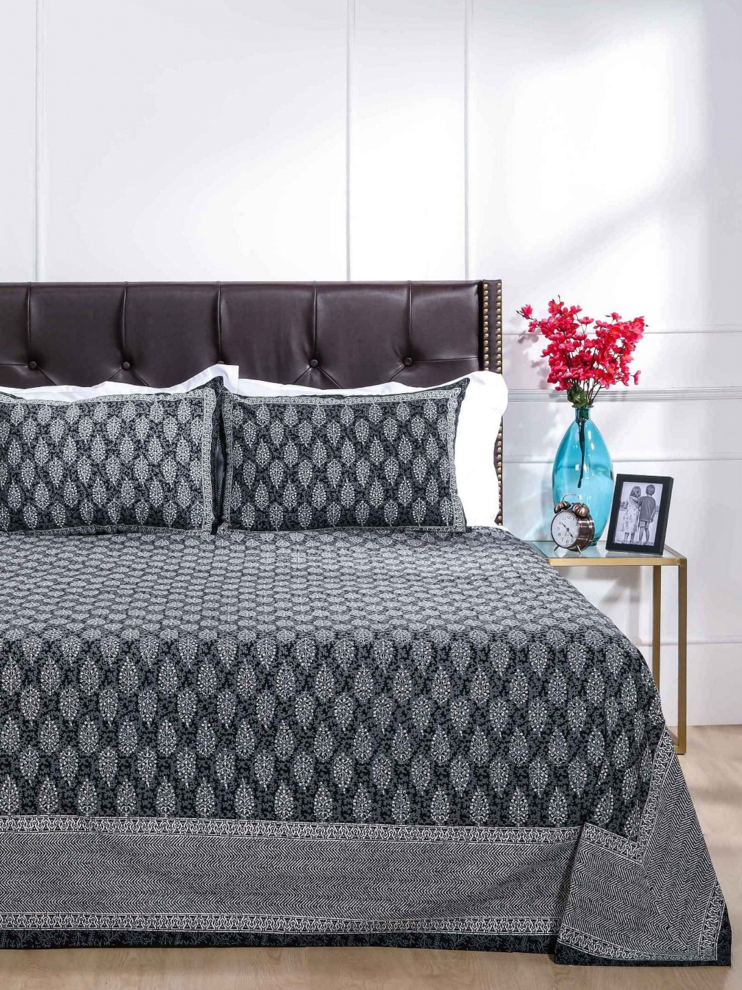 

SHAHENAZ Black & Grey Floral 120 TC Queen Bedsheet with 2 Pillow Covers