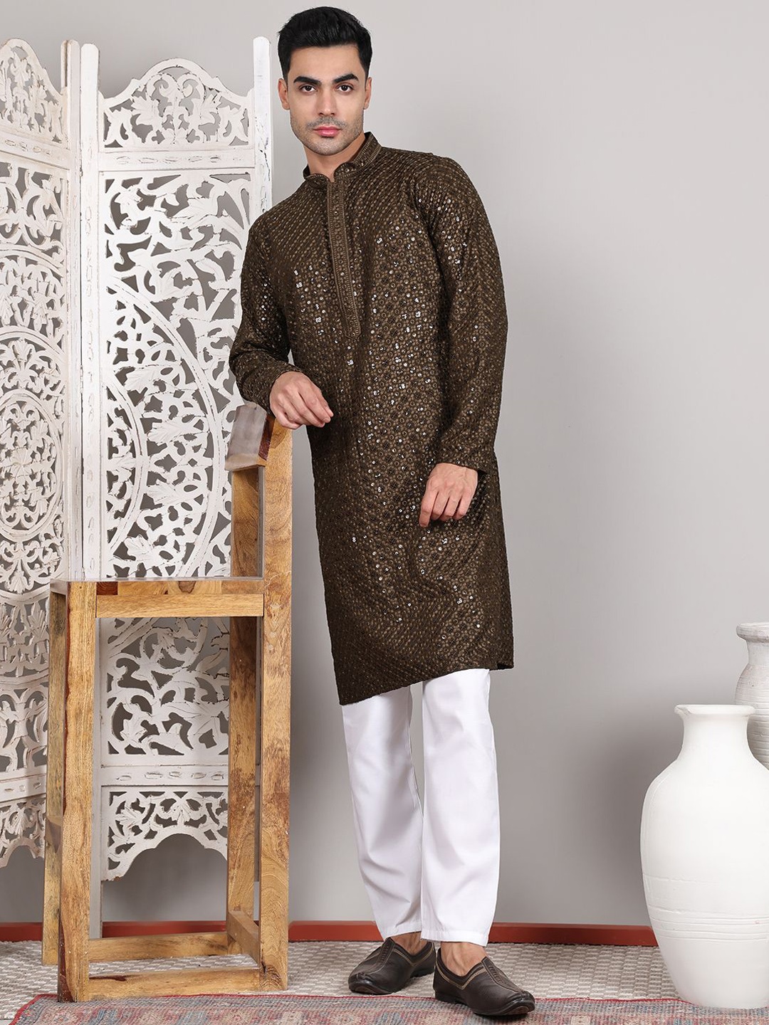 

Jompers Men Embroidered Regular Sequinned Kurta with Pyjamas, Green